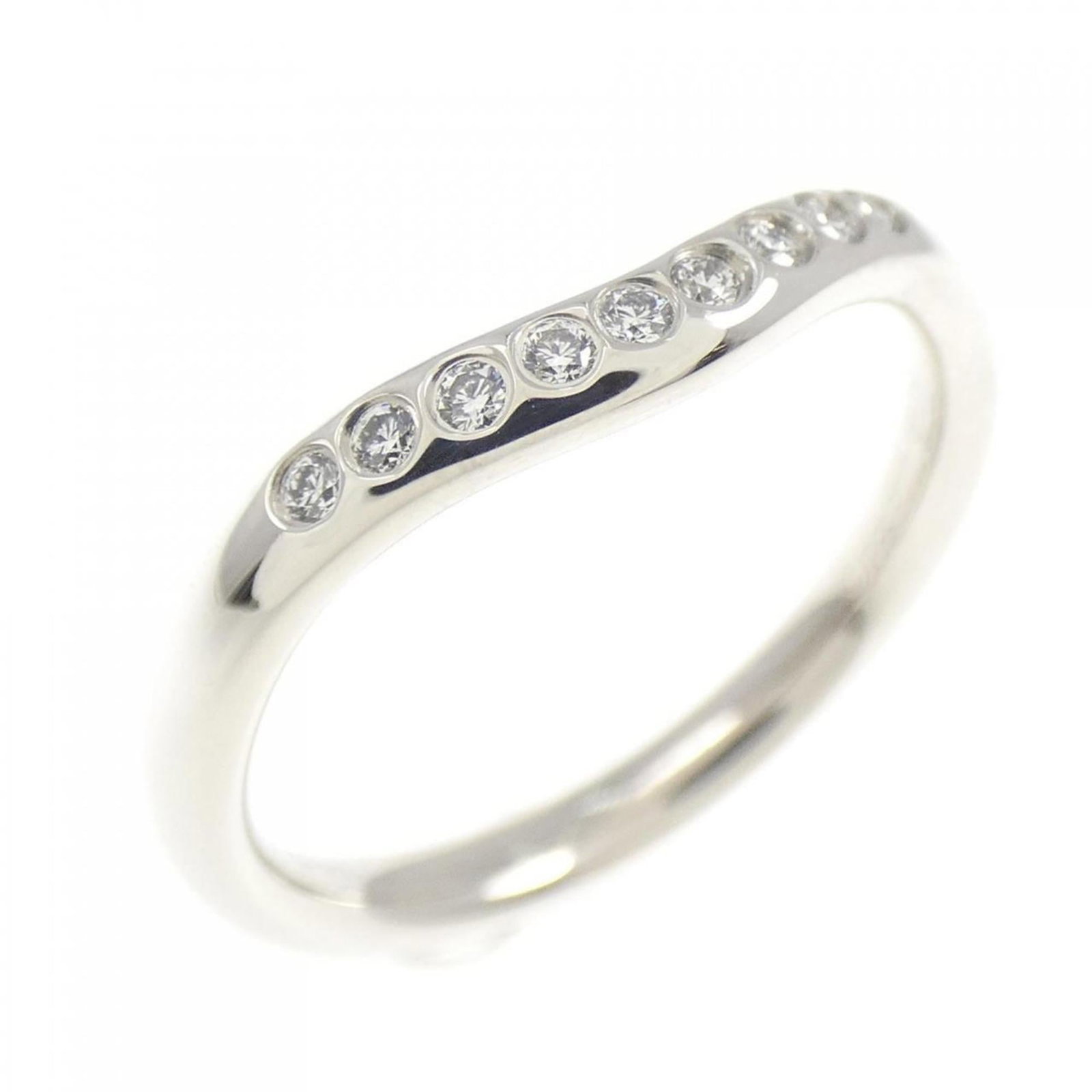 Platinum ring by Tiffany band: Platinum ring by Tiffany band Platinum ring by Tiffany & Co. boasts a sleek design, featuring a diamond stone set in a high-quality platinum band. The ring is made from 950 platinum and falls within a