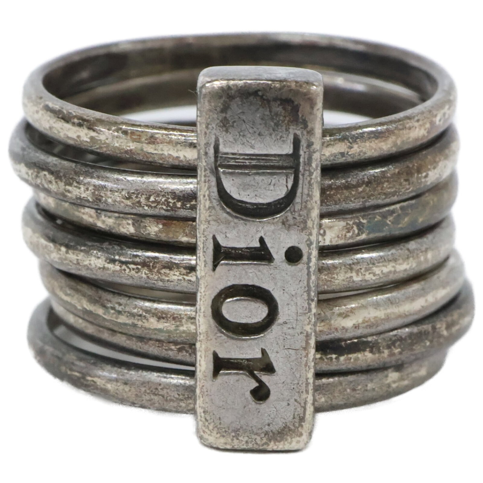 Homme Band Ring Dior Silver 925: Homme Band Ring Dior Silver 925 The Dior Homme Band Ring in Silver 925 features a sleek, silver band with a subtle design. This used ring has some traces of usage and minor scratches, but remains in