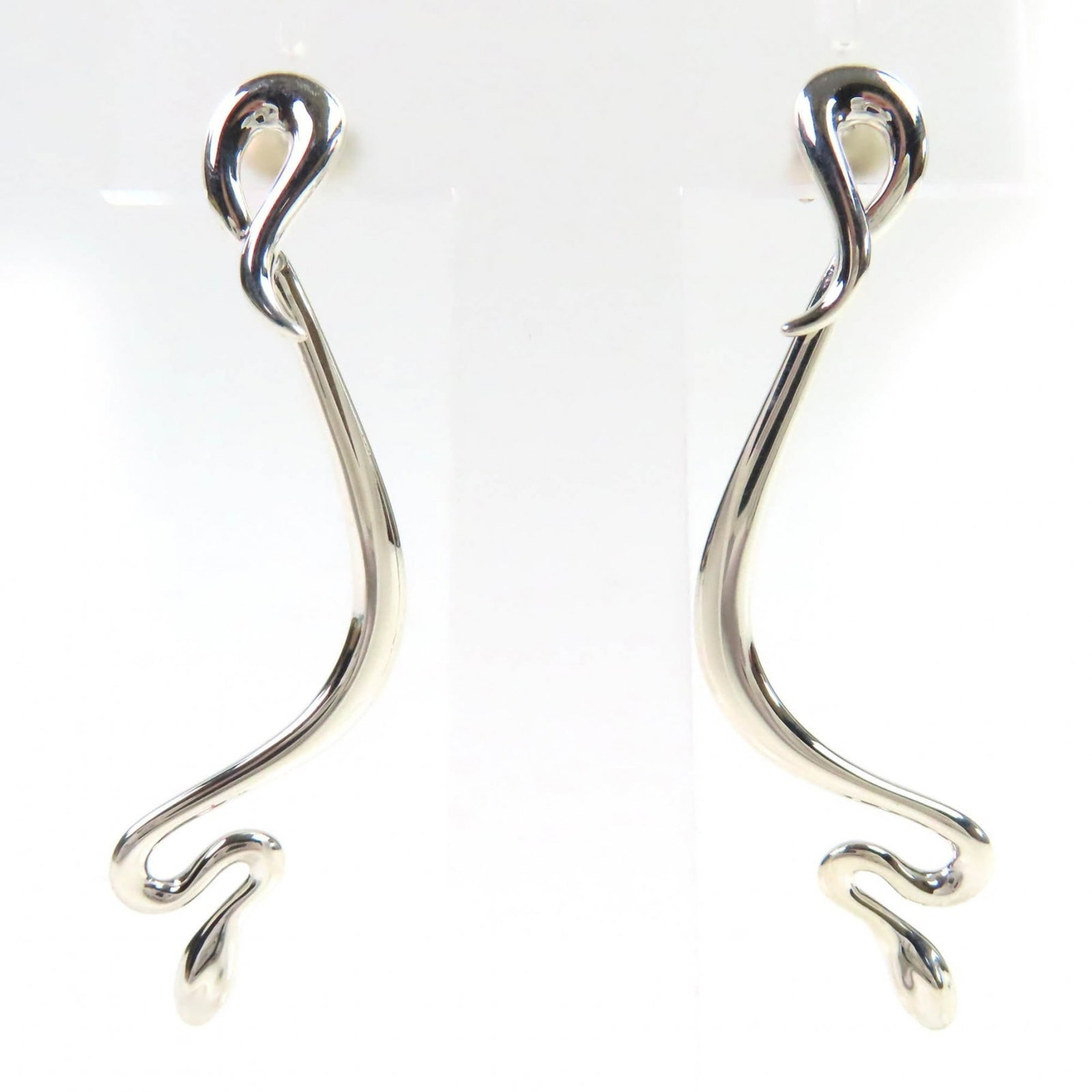 Tiffany earrings drop: Tiffany earrings drop Made from sterling silver, these Tiffany earrings drop feature a sleek design. Weighing in at 2.98g, they are a delicate addition to any outfit. In like new condition, these