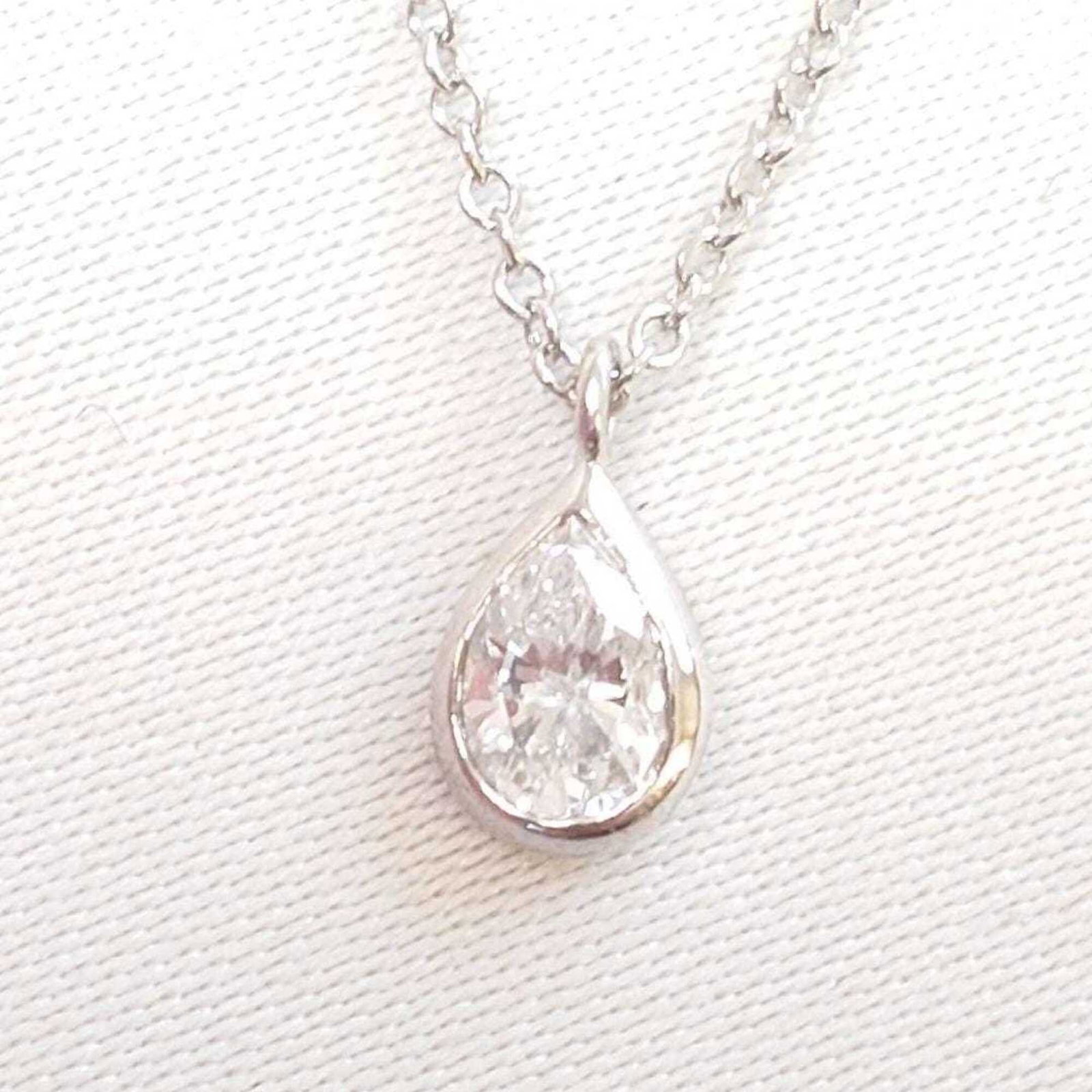 Tiffany & Co. By The Yard Shaped Diamond Necklace 7146: Tiffany & Co. By The Yard Shaped Diamond Necklace 7146 Tiffany & Co. By The Yard Shaped Diamond Necklace 7146 features a platinum 950 setting, showcasing a beautiful by-the-yard shaped diamond