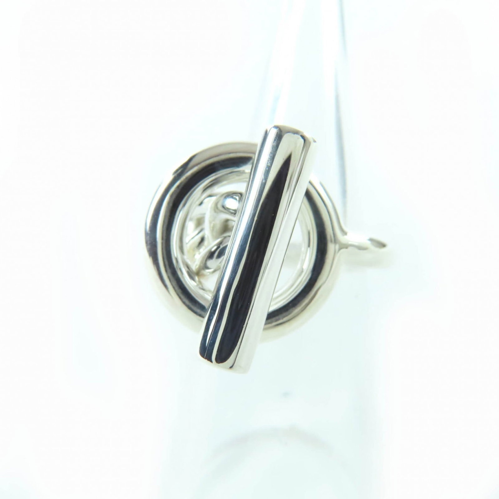 Ring Hermes Silver Band 925: Ring Hermes Silver Band 925 Silver band ring from Hermes, made from high-quality 925 silver. This stylish accessory features a sleek design and bears a signature, adding a touch of elegance to any