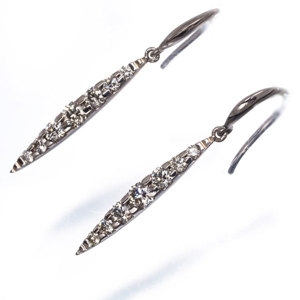 Diamond Naked 0.48Ct Brown Gold 750 18K Earrings: Diamond Naked 0.48Ct Brown Gold 750 18K Earrings Brown Gold 750 18K Earrings with Natural Diamond Stud. This pair of Naked diamond earrings boasts a stunning 0.48ct natural diamond, set in