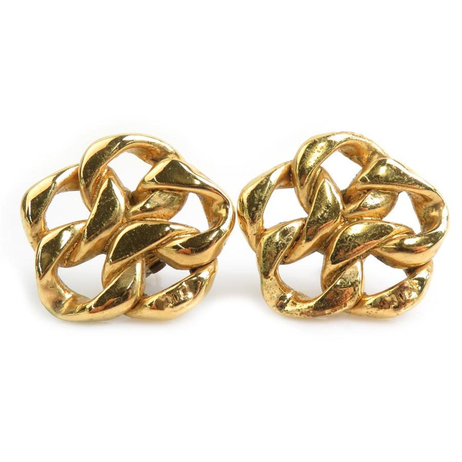 Clip earrings metal by Chanel: Clip earrings metal by Chanel Clip earrings in gold metal by the iconic French fashion house Chanel. With their sleek design and timeless elegance, these clip earrings are a stylish addition to any