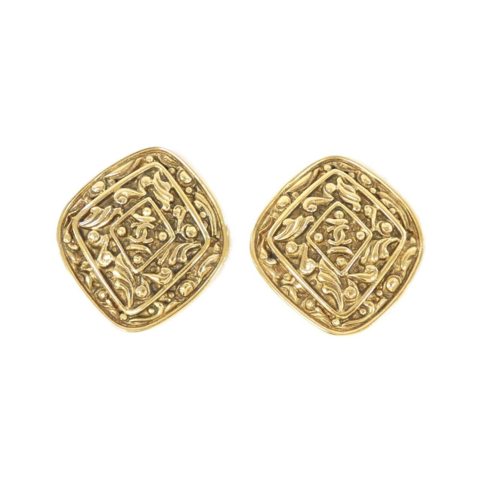 Chanel Clip Earrings: Chanel Clip Earrings Gold clip earrings from Chanel, featuring a classic design with a few traces of usage and minor scratches. The condition shows signs of wear but remains in very good shape overall