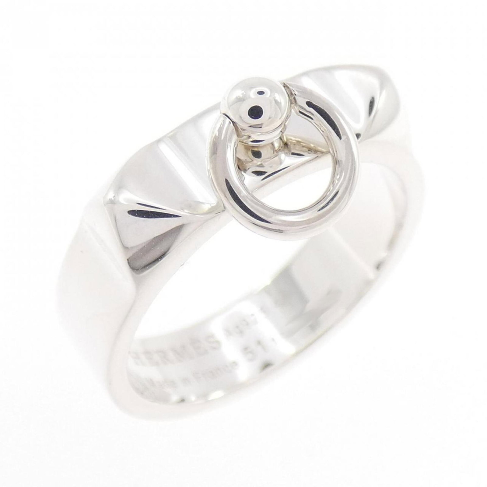 Ring Hermes Silver Band 925: Ring Hermes Silver Band 925 Silver band ring from Hermes, made with 925 material, bearing a signature. This used item has some scratches and dirt but remains in very good condition. A few traces of