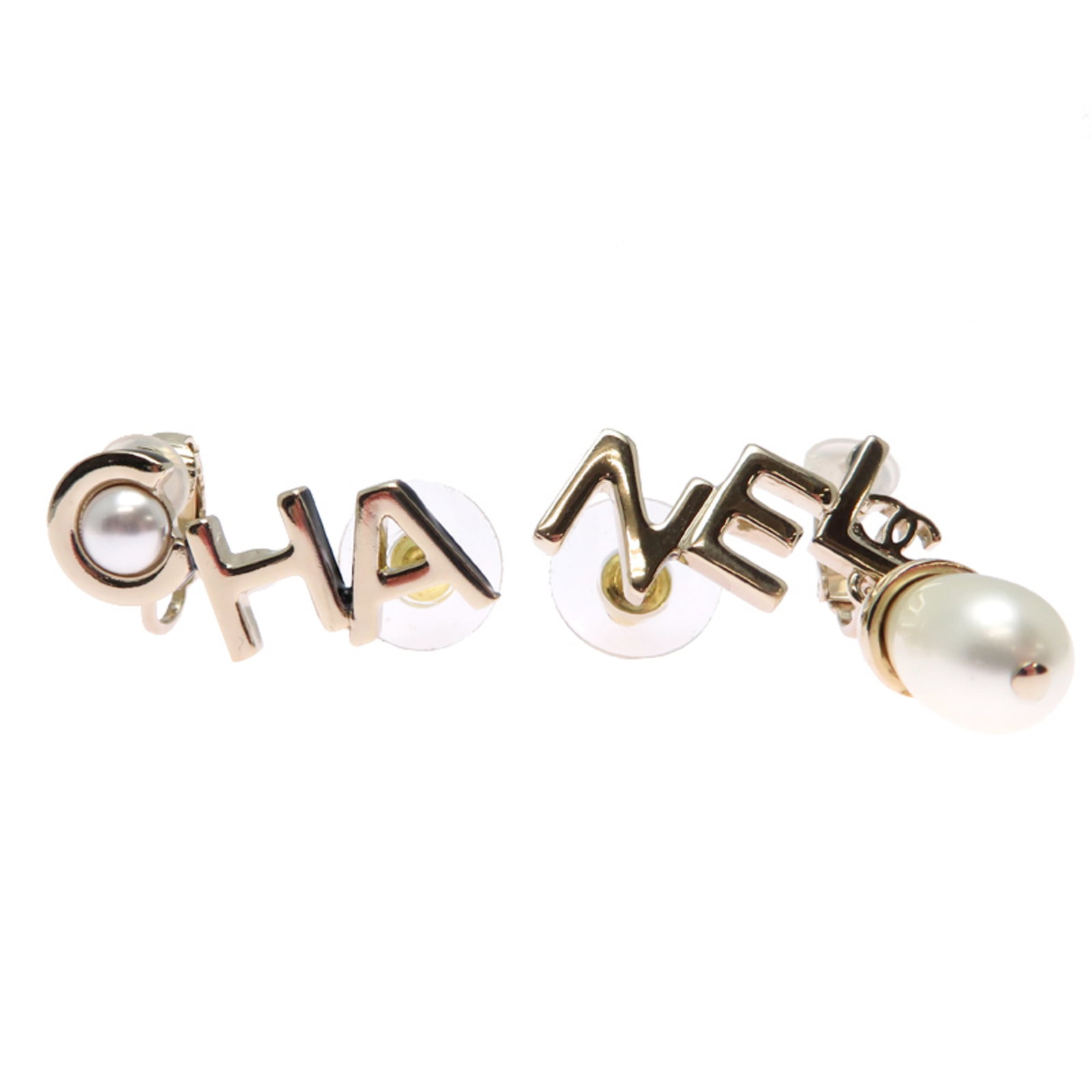 Chanel Stud Earrings Gold Plating: Chanel Stud Earrings Gold Plating Stud earrings featuring gold plating from the iconic Chanel brand, with a subtle shine and understated elegance. Measuring approximately 29mm x 19mm, these small yet 