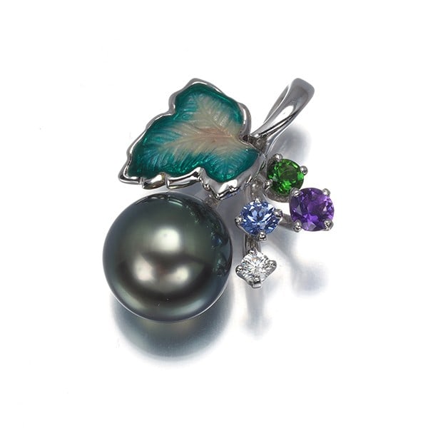 Black South Sea Pearl Leaf 18k Enamel Tanzanite Mikimoto Pendant: Black South Sea Pearl Leaf 18k Enamel Tanzanite Mikimoto Pendant 18k White Gold Pendant Features a Cultured South Sea Pearl and Tanzanite, Set in Black Enamel with a Leaf Design. The Mikimoto Brand Ad