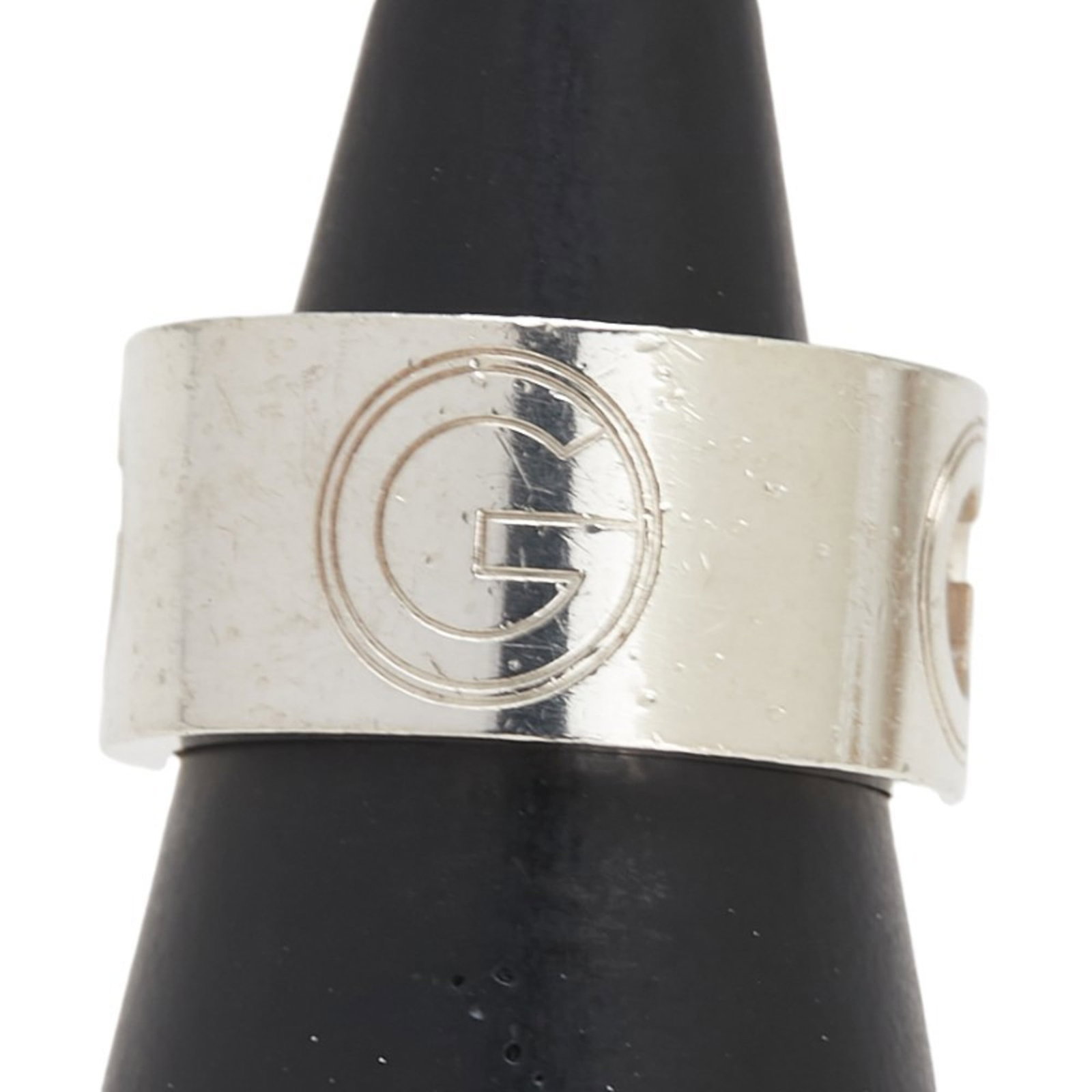 Gucci ring band silver 925: Gucci ring band silver 925 Silver 925 band ring from Gucci, featuring a sleek design with a width of 10mm and an us size of 7.5, weighing 10.6g. The ring bears traces of usage, including scratches and