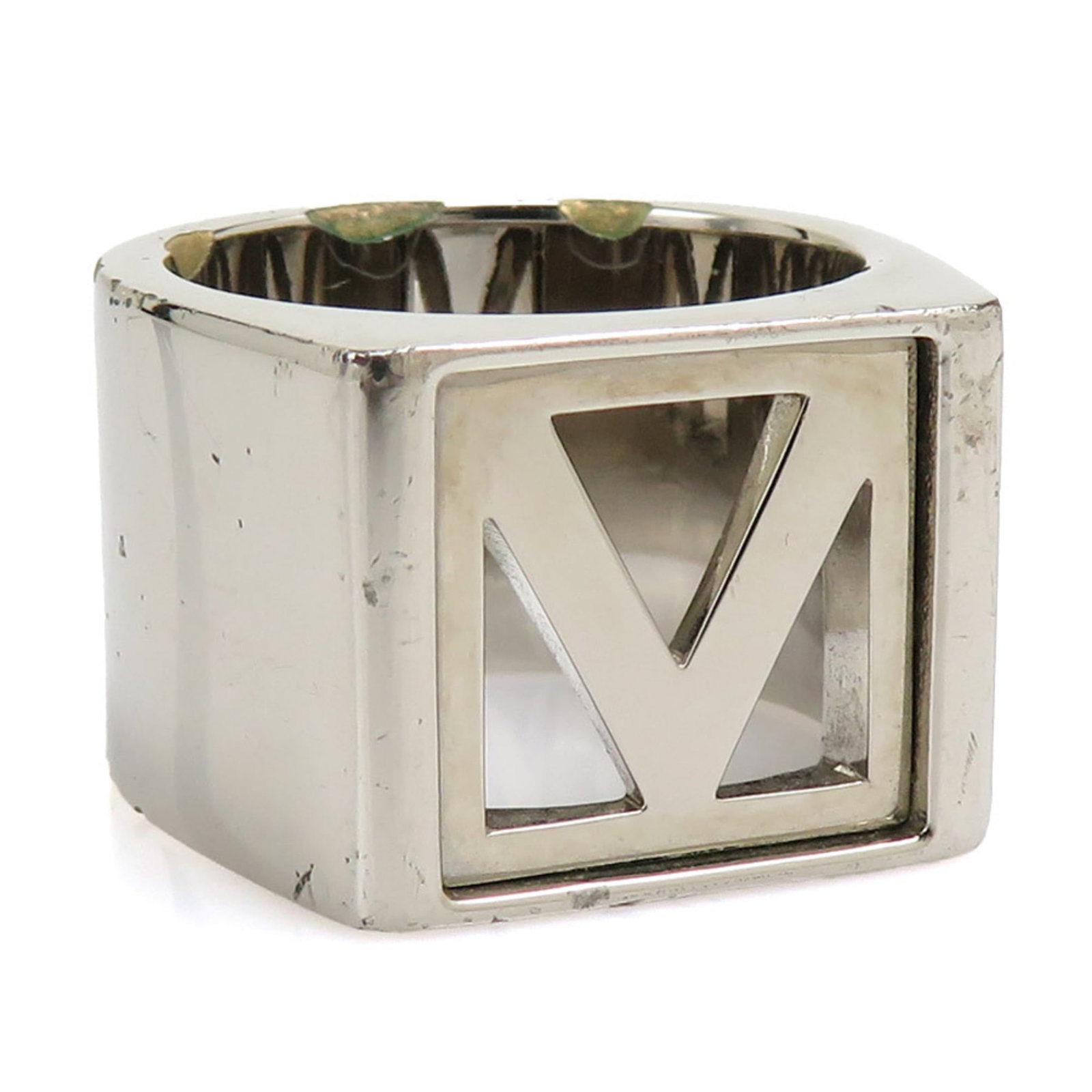Metal ring band Louis Vuitton: Metal ring band Louis Vuitton Silver Louis Vuitton metal band ring, featuring the iconic LV monogram pattern. This used band ring has visible traces of usage and minor scratches, with a width of 15mm