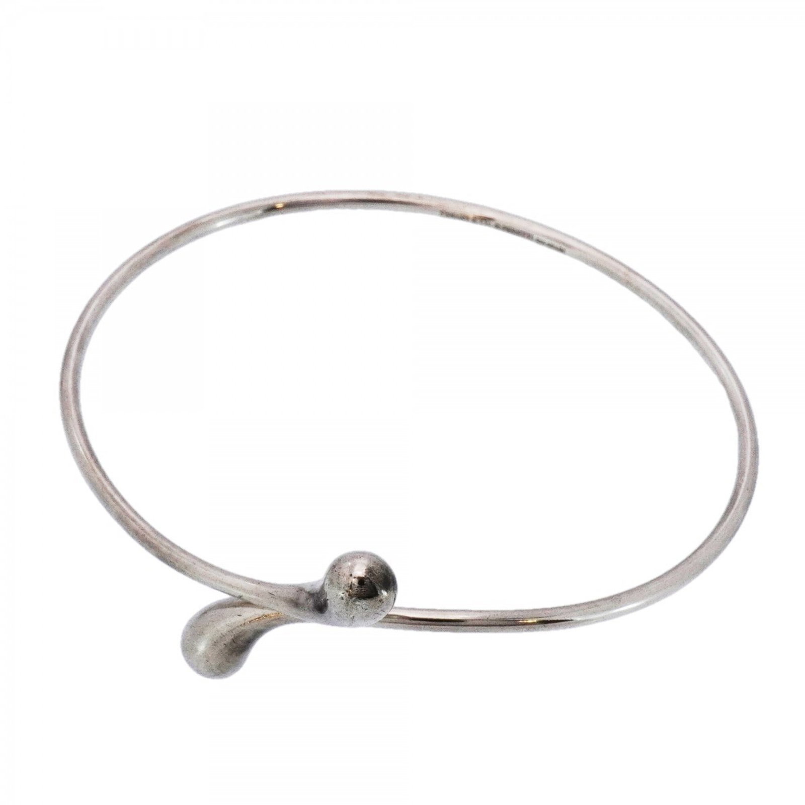 Silver Bangle Tiffany: Silver Bangle Tiffany Silver Bangle Tiffany bears the signature of its creator, adding a touch of elegance to any outfit. Made from high-quality silver 925, this bangle features a classic design that