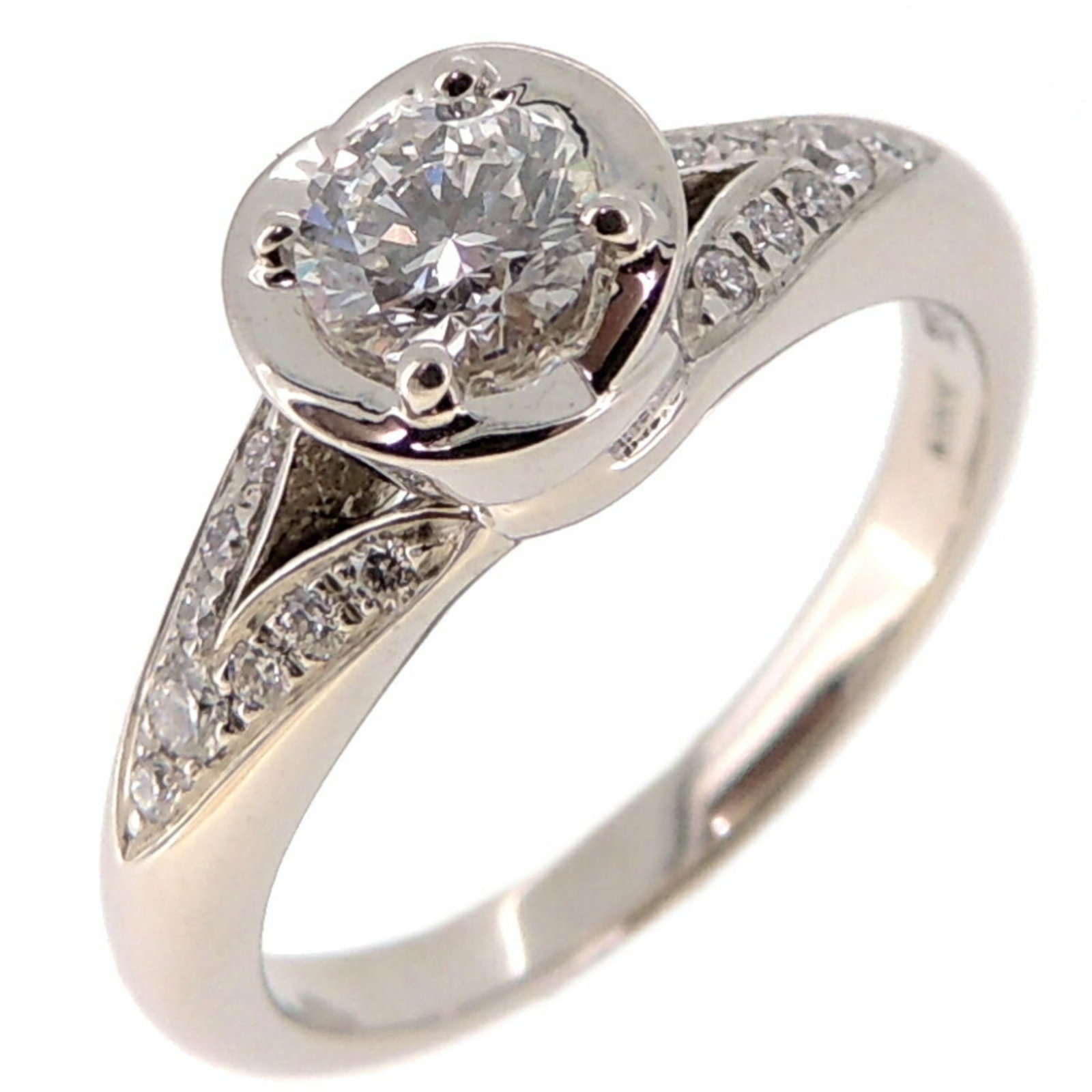 Ring in platinum 950 by Bvlgari: Ring in platinum 950 by Bvlgari Platinum 950 band ring from Bvlgari, featuring a 0.30ct diamond with a D color and Vvs1 clarity, set in a stylish platinum setting with an inner diameter of 15.20mm.
