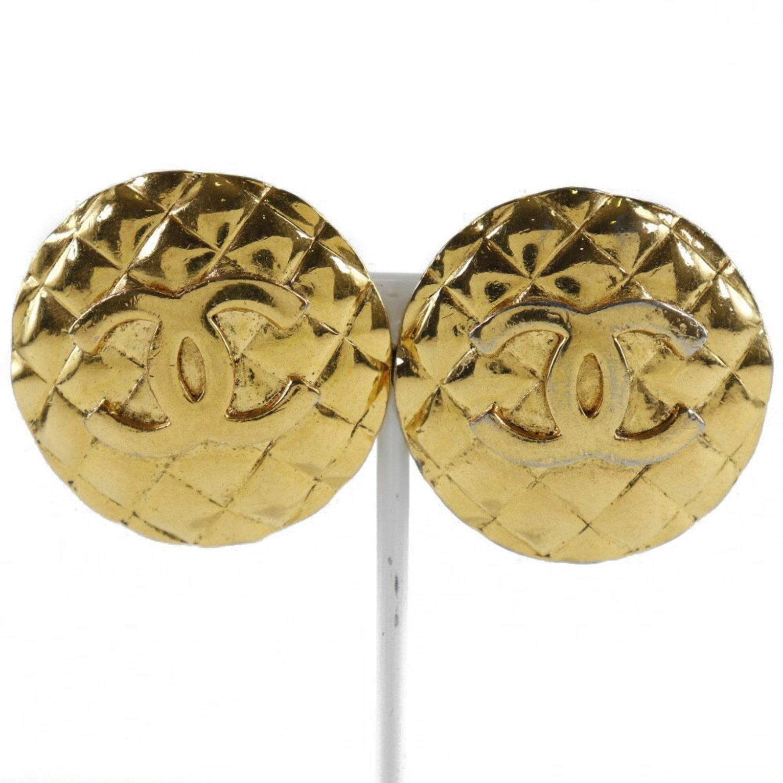 Clip Earrings Chanel Brass: Clip Earrings Chanel Brass Clip earrings in gold brass finish, bearing the iconic Chanel brand. Made from durable brass, these vintage clip earrings measure 35mm x 35mm and weigh 42.5g. Showing signs 