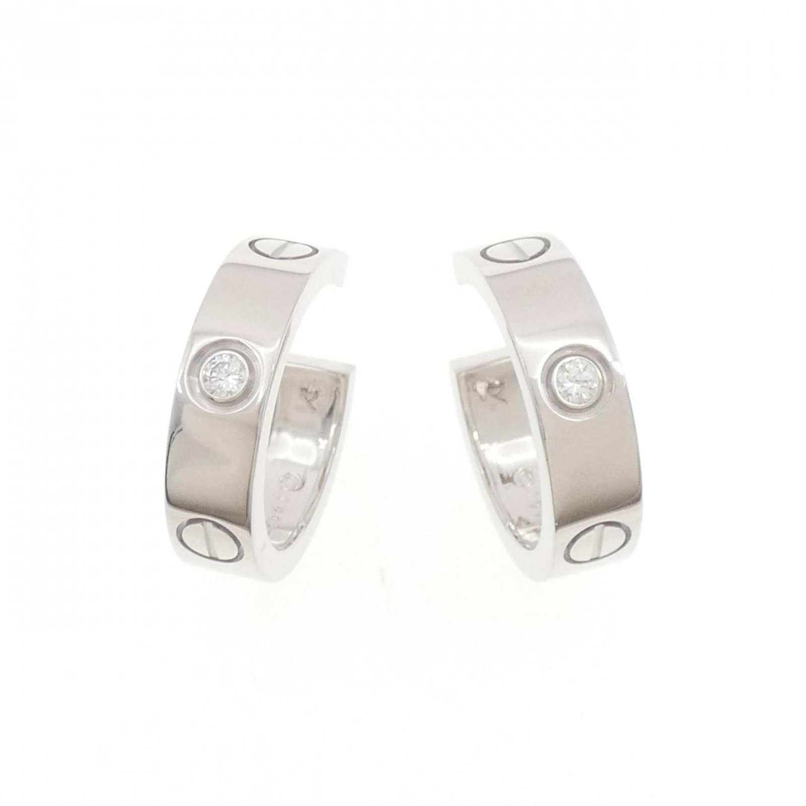 STUD EARRINGS WHITE GOLD 18K CARTIER: STUD EARRINGS WHITE GOLD 18K CARTIER Used (very good) white gold 18K Cartier stud earrings featuring a diamond stone, measuring 20.60mm x 5.50mm. The earrings show some minor signs of usage, including