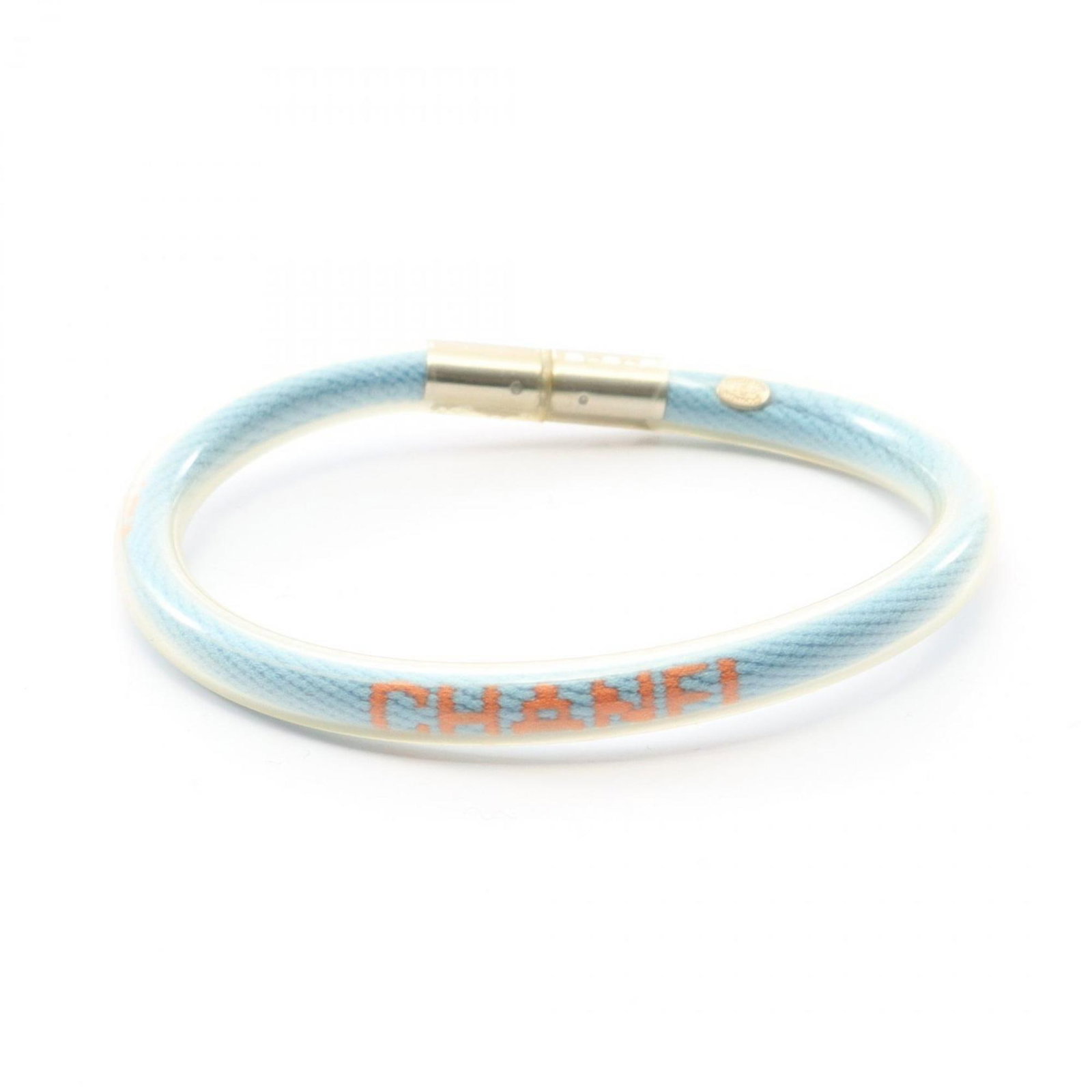 Chanel Charm Bracelet Rubber: Chanel Charm Bracelet Rubber Blue rubber charm bracelet from Chanel, featuring some scratches and dirt. The condition shows a few traces of usage, but overall it remains in very good condition. A used