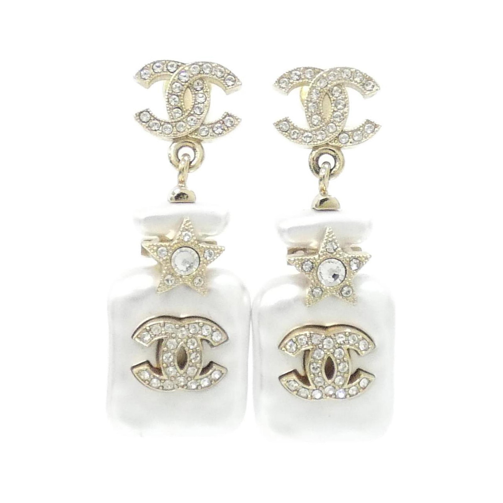 Chanel Aba840 Earrings: Chanel Aba840 Earrings Chanel Aba840 Earrings are a stylish addition to any collection, featuring a sleek white design. With a small size of 4.00mm x 1.30mm, these earrings add a touch of sophisticati