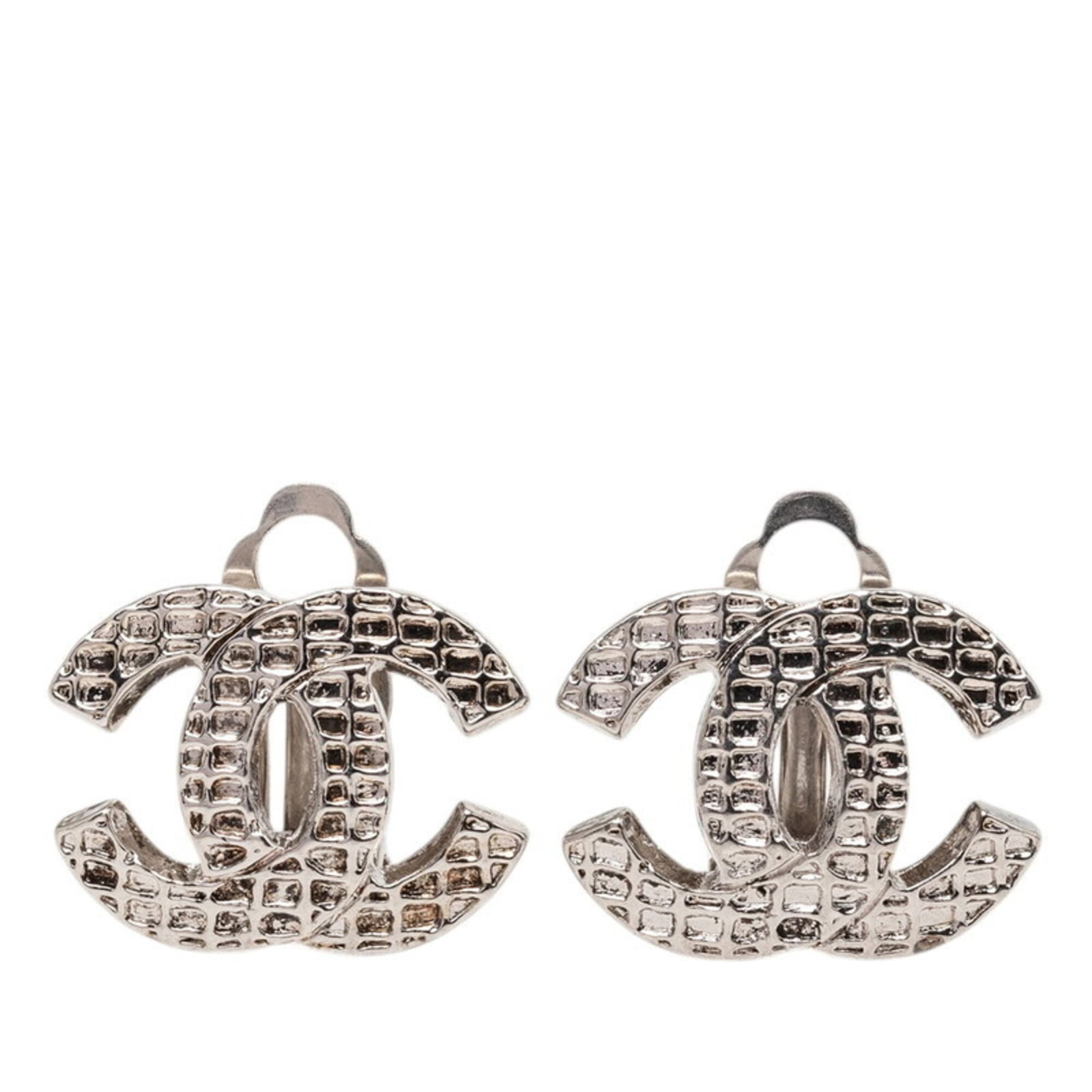 Clip earrings metal by Chanel: Clip earrings metal by Chanel Silver clip earrings from iconic French fashion house Chanel, bearing subtle signs of wear and minor scratches. Measuring 14mm x 18mm in size, these metal clips add a tou