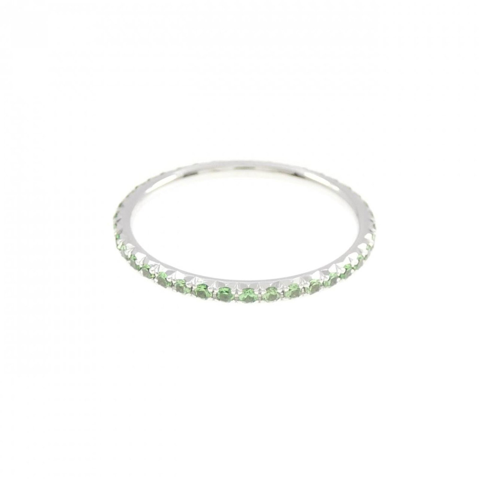 Tiffany Band Ring White Gold (18K): Tiffany Band Ring White Gold (18K) Tiffany's iconic band ring in white gold (18K) showcases a garnet stone, a classic combination. This 18K white gold band features a timeless design with minimal wear