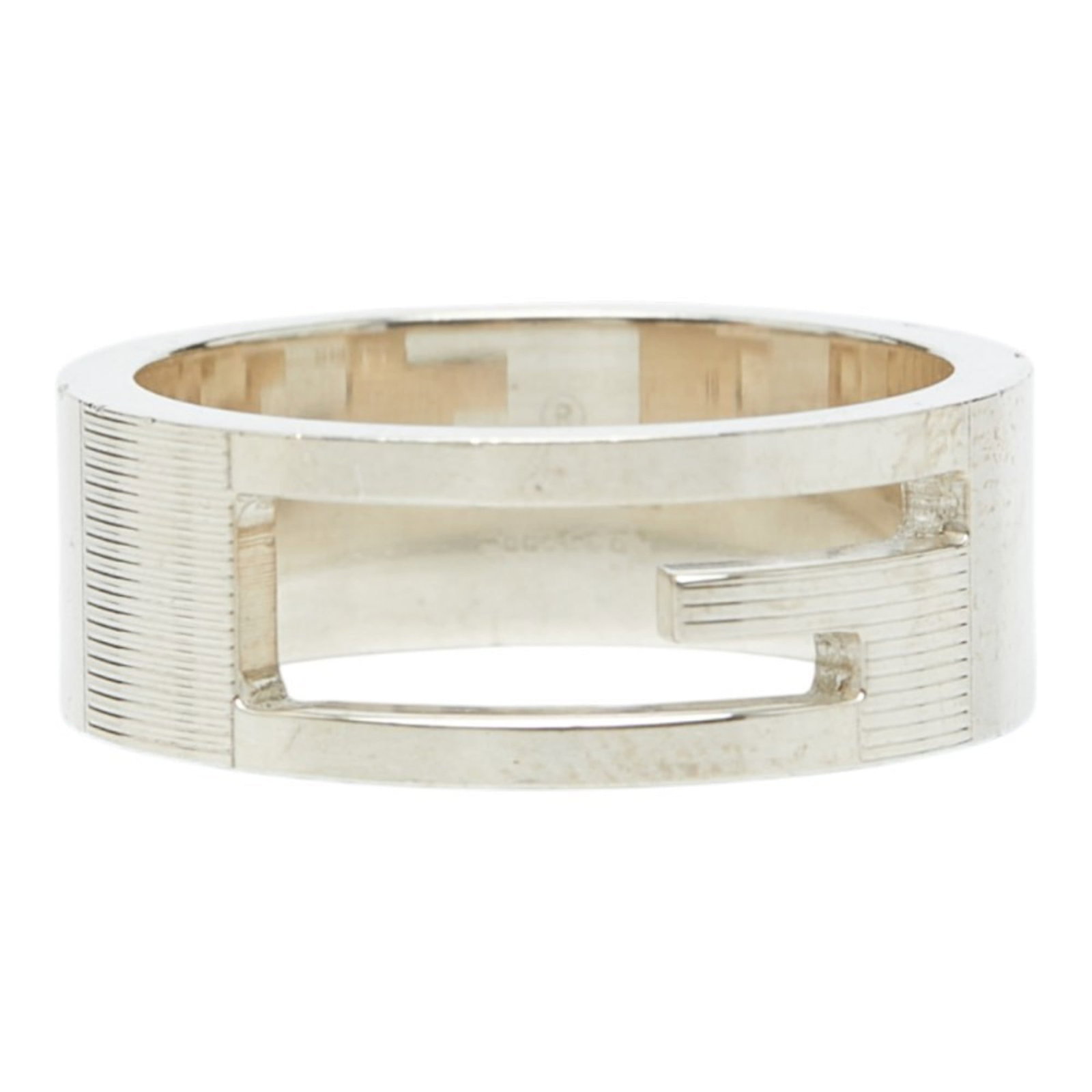 Gucci ring band silver 925: Gucci ring band silver 925 Silver 925 Gucci ring band, featuring the iconic brand's signature style. This used silver band showcases signs of wear and minor scratches, with a classic design that