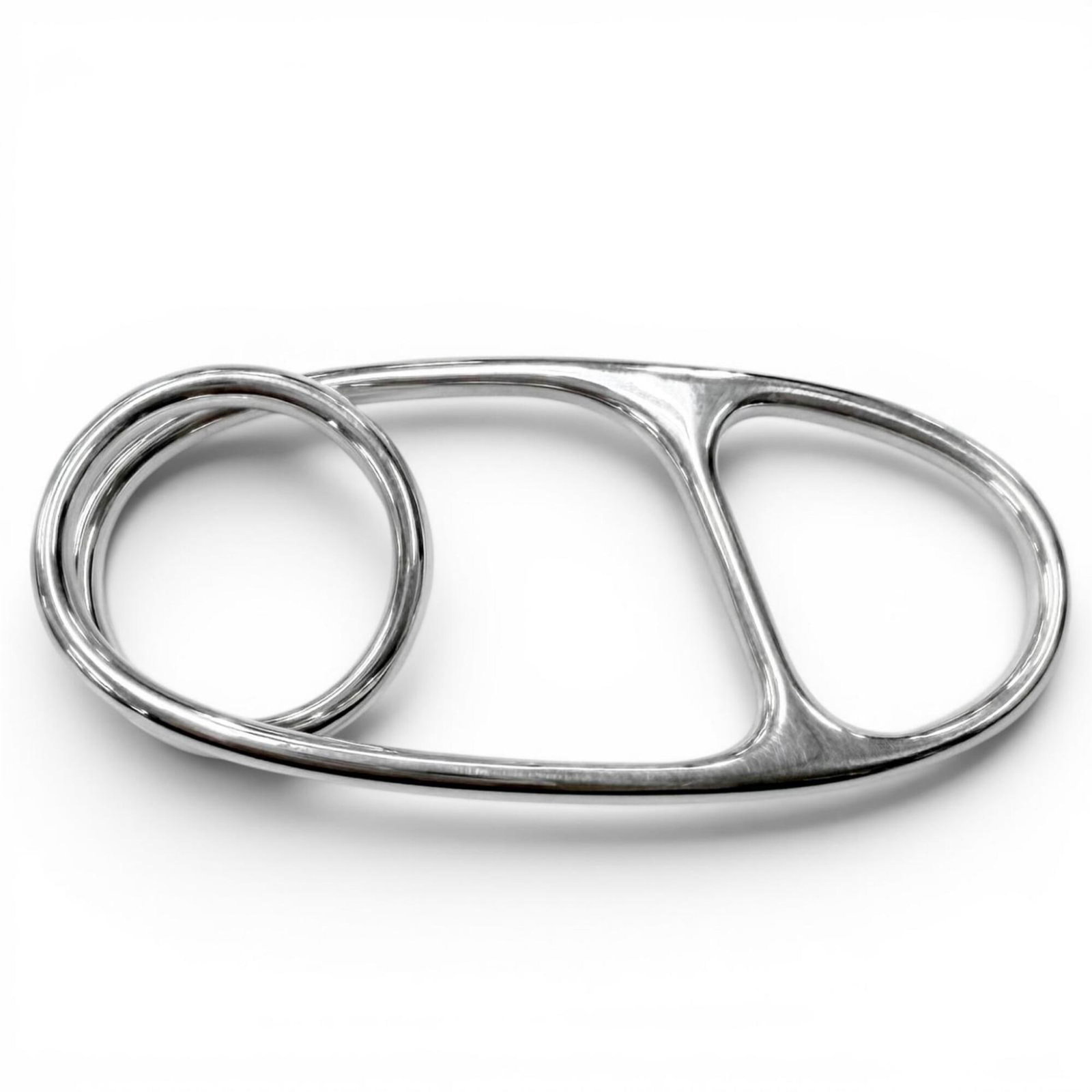 Ring Hermes Silver Band 925: Ring Hermes Silver Band 925 Silver band ring from Hermes, made from high-quality silver 925 material. This gently used item bears the brand's signature and has been well-maintained, with hardly any