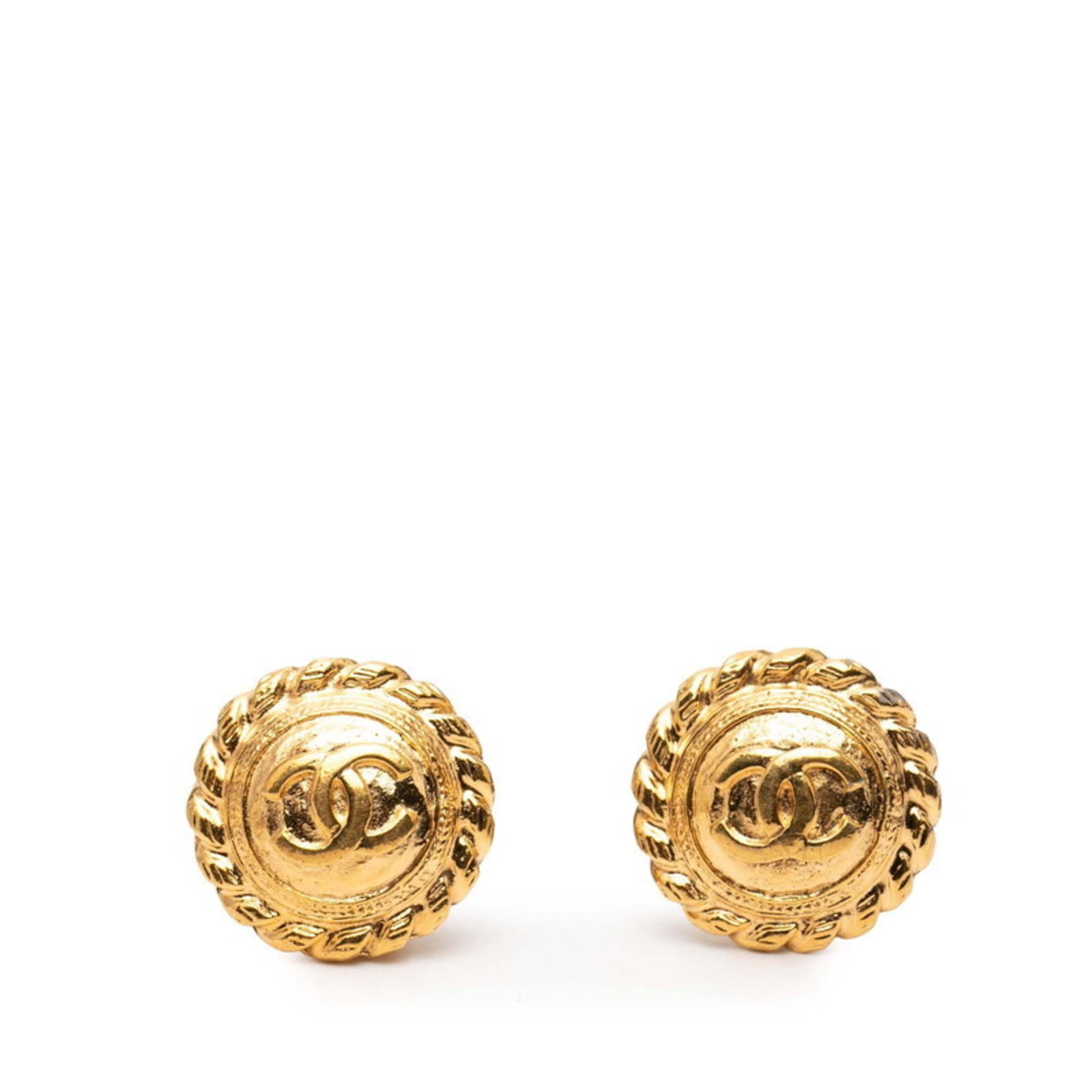 Chanel Clip Earrings: Chanel Clip Earrings Gold clip earrings from Chanel, with a subtle 26.30mm x 26.30mm size and a worn appearance showing traces of usage and minor scratches. The earrings bear the signature of the bran
