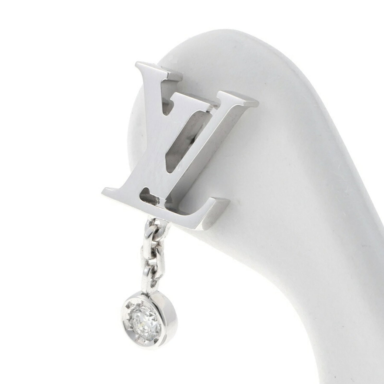 Louis Vuitton Stud Earrings White Gold (18K): Louis Vuitton Stud Earrings White Gold (18K) Stud earrings from Louis Vuitton, crafted in white gold (18K), feature clear and white gold details. Opened but never used, these single-earring earrings s