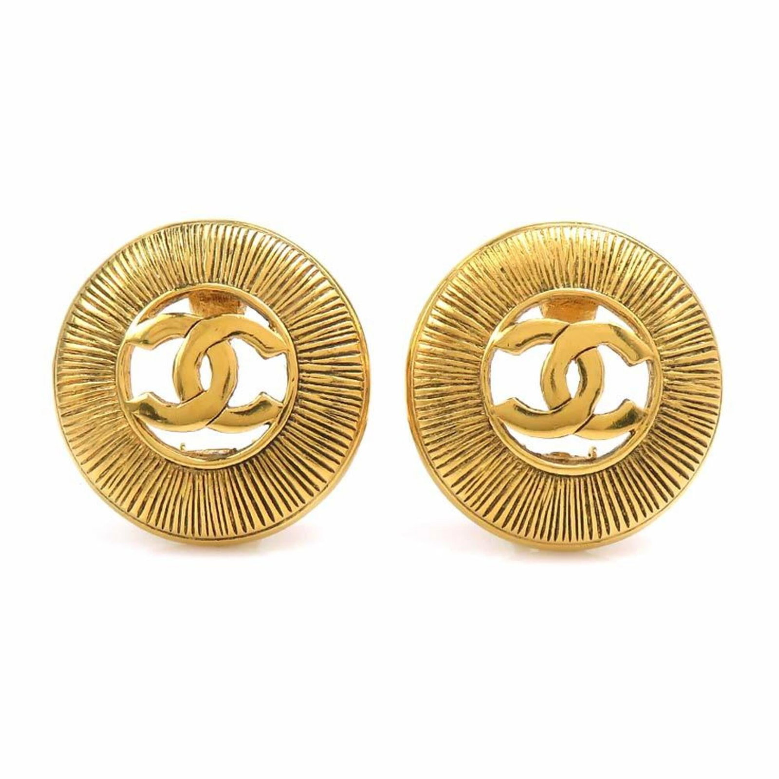 Clip earrings metal by Chanel: Clip earrings metal by Chanel Gold clip earrings from iconic French fashion brand Chanel, featuring a classic design with a diameter of 35mm. The metal earrings show signs of usage, including scratche