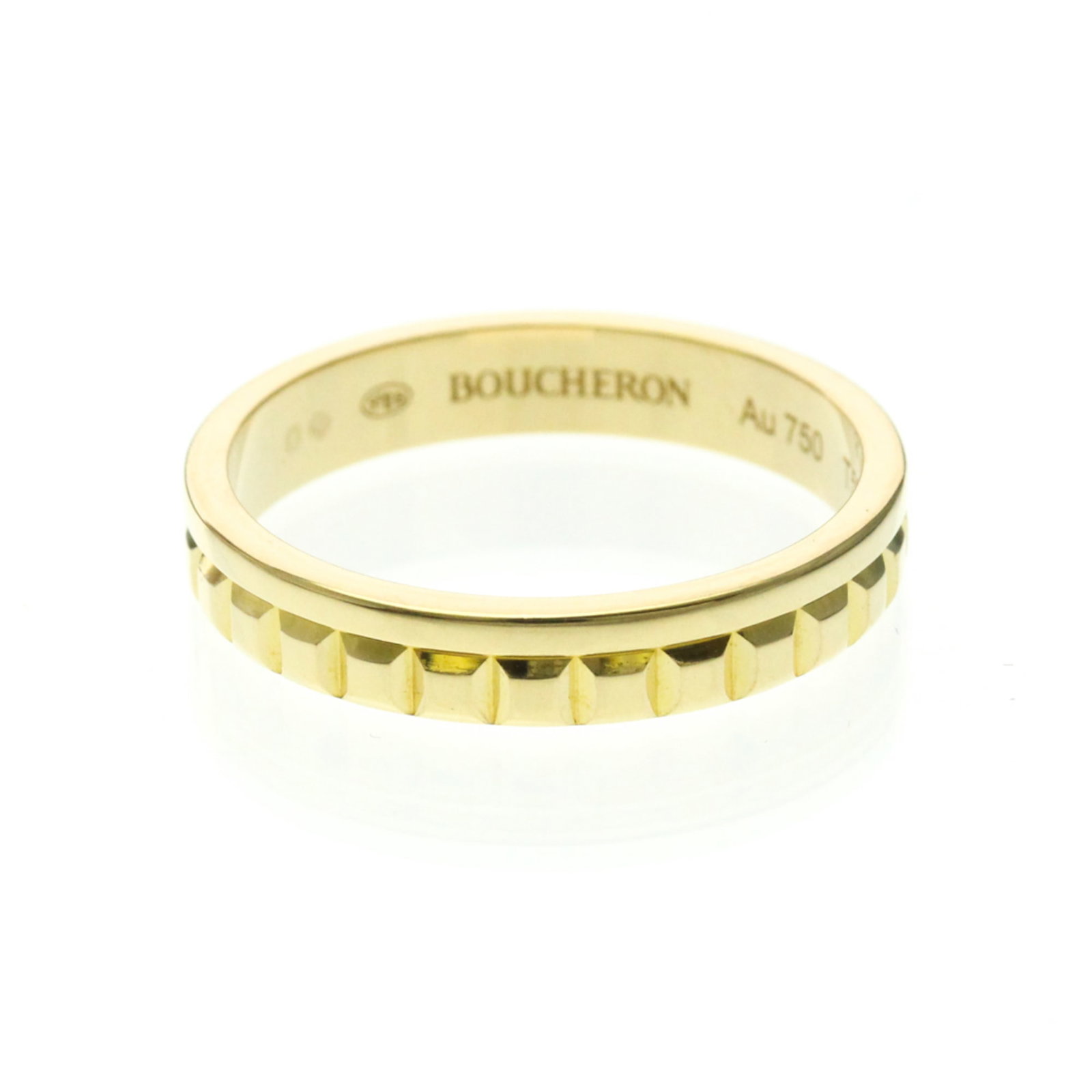 Boucheron band ring in yellow gold 18k: Boucheron band ring in yellow gold 18k Yellow gold 18k Boucheron band ring in excellent condition, featuring a sleek design and subtle details. This fashion-forward ring boasts a sturdy 4mm width and 