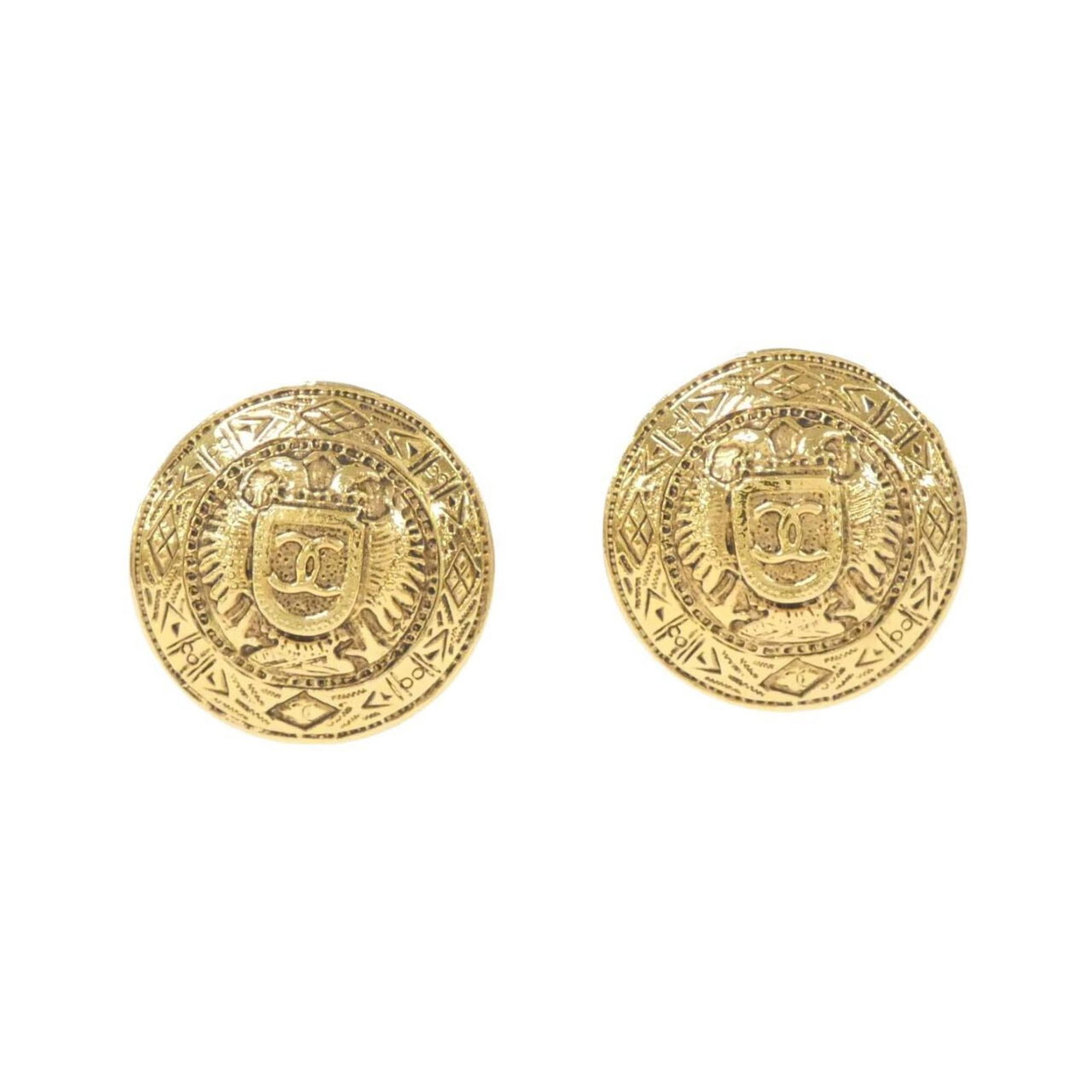 Chanel Clip Earrings: Chanel Clip Earrings Gold Chanel clip earrings with a classic design, measuring 28.00mm x 28.00mm in size. The item bears some signs of usage, including a few scratches and dirt, but remains in very g