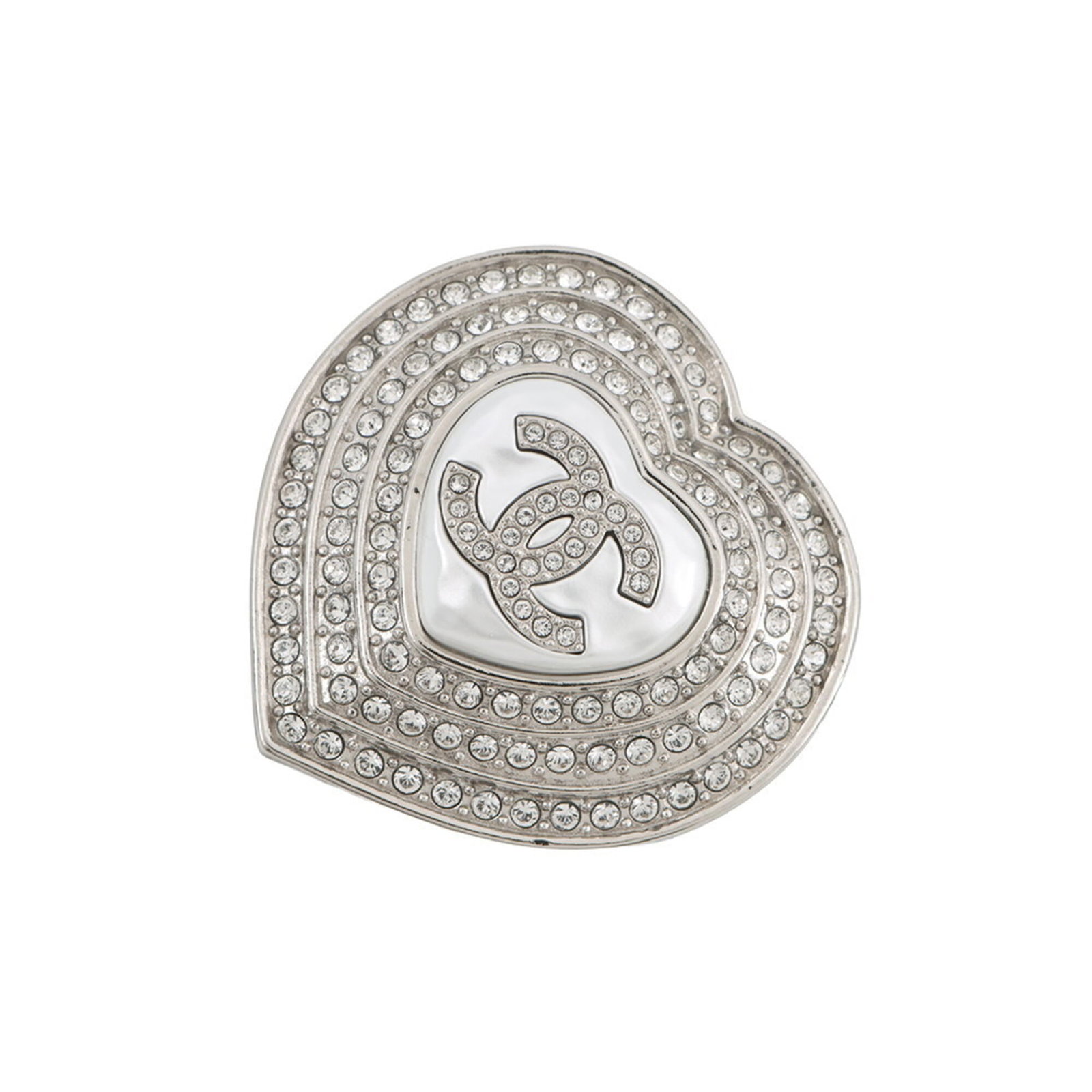 Metal rhinestone Chanel brooch: Metal rhinestone Chanel brooch Metal rhinestone Chanel brooch in silver, featuring intricate metalwork and sparkling rhinestones, measures 3.5cm x 3.5cm. Brought to you in mint condition with a like-n