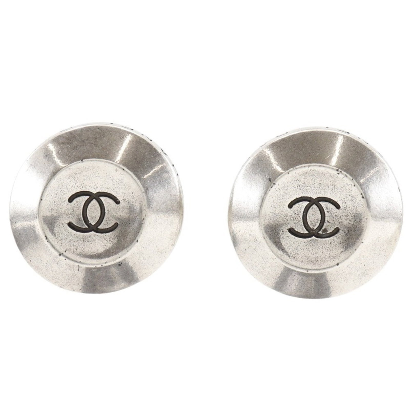 Clip earrings metal by Chanel: Clip earrings metal by Chanel Silver clip earrings from iconic fashion brand Chanel, featuring a sleek and modern design. With their durable metal construction and precise dimensions, these earrings