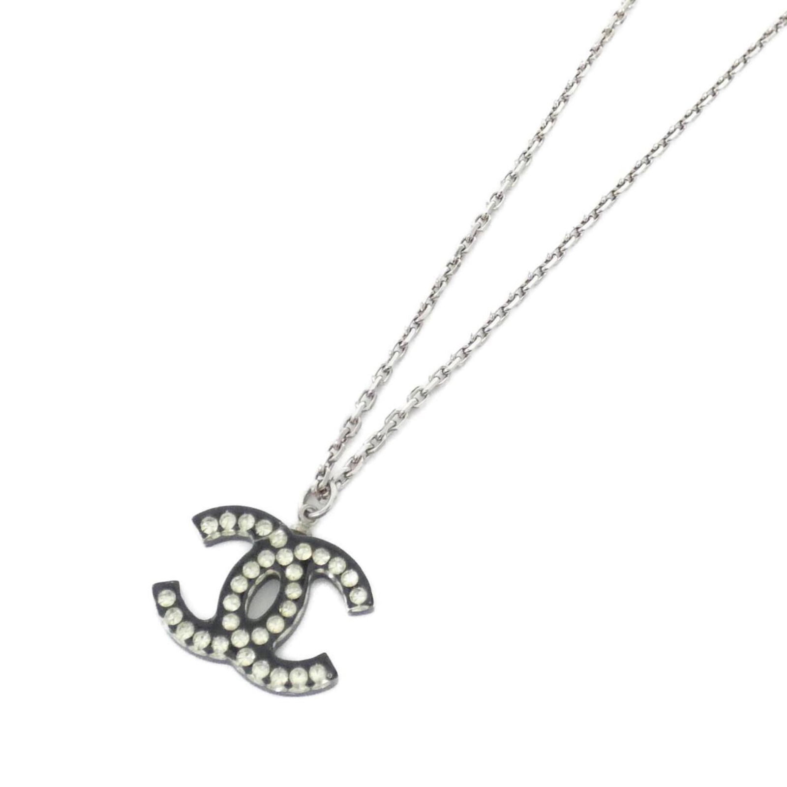 Chanel necklace 28430: Chanel necklace 28430 Chanel's iconic necklace 28430 boasts a sleek black and silver design, featuring a 25mm x 25mm pendant that adds a touch of sophistication to any outfit. With its adjustable neck