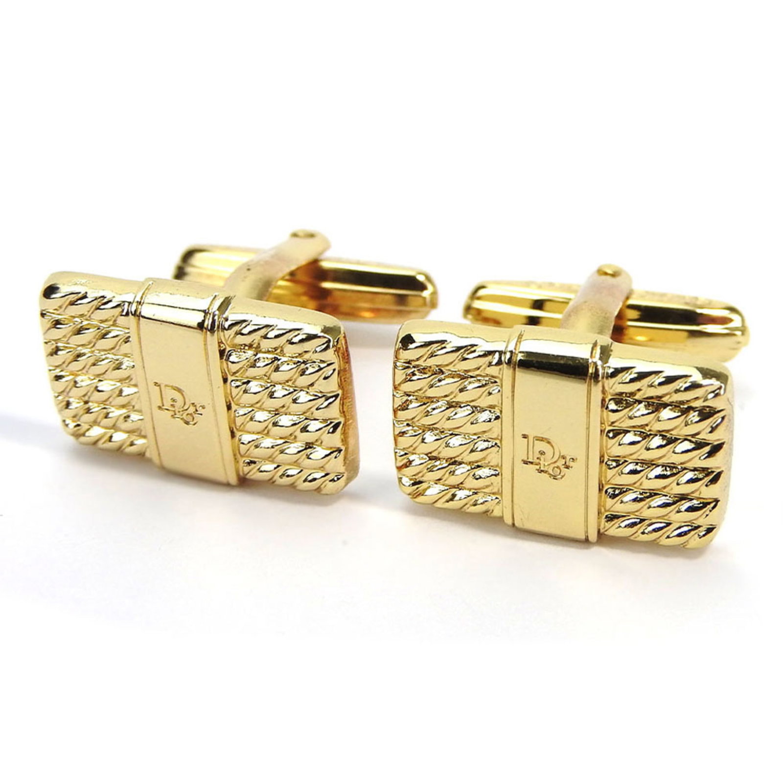 Christian Dior Stud/ Button Metal: Christian Dior Stud/ Button Metal Stud/Button Metal from Christian Dior, featuring gold metal with a few traces of usage and some scratches/dirt. The item measures 11.00mm x 18.00mm / 0.43'' x 0.71''.