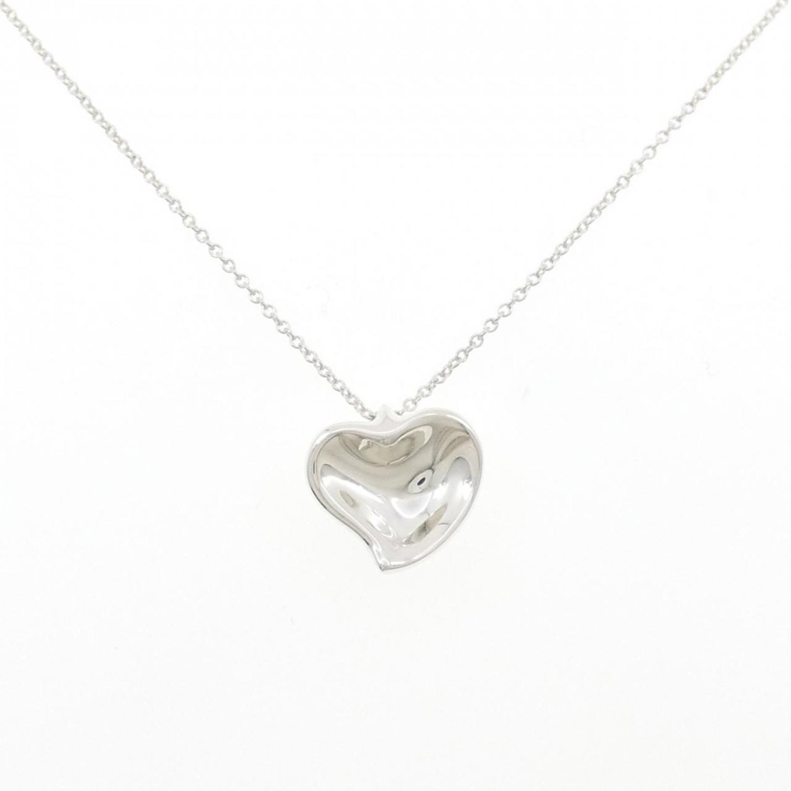 Tiffany 925 Necklace: Tiffany 925 Necklace Tiffany 925 Necklace - A Timeless Silver Pendant. This beautiful necklace features a silver pendant with a diameter of 12.9mm x 13.5mm, suspended from a chain that fits