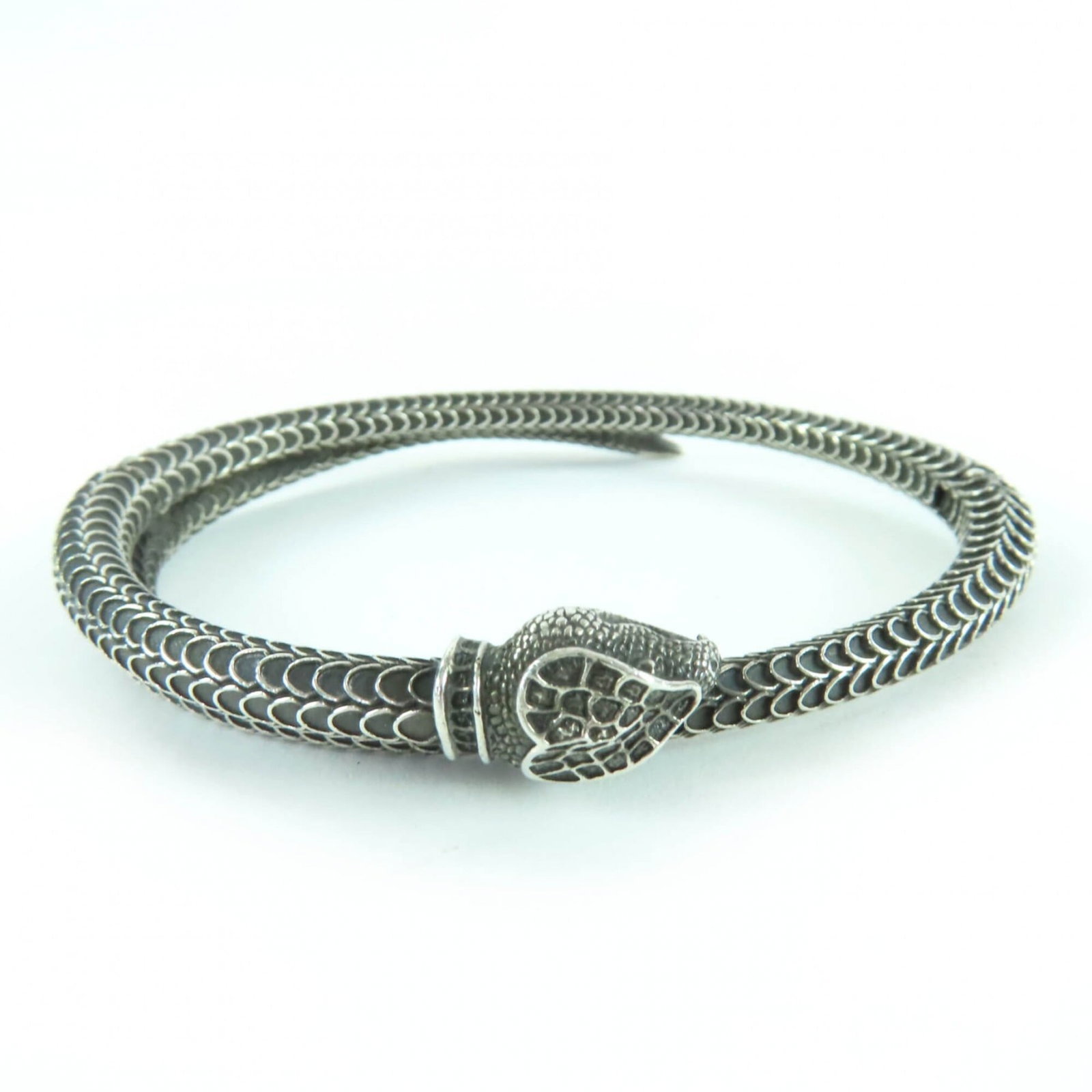 Bangle Gucci 925 Silver: Bangle Gucci 925 Silver Silver bangle from Gucci, made with 925 quality. This 18-inch long piece features a slender design and bears the brand's signature style. With some minor scratches and wear,