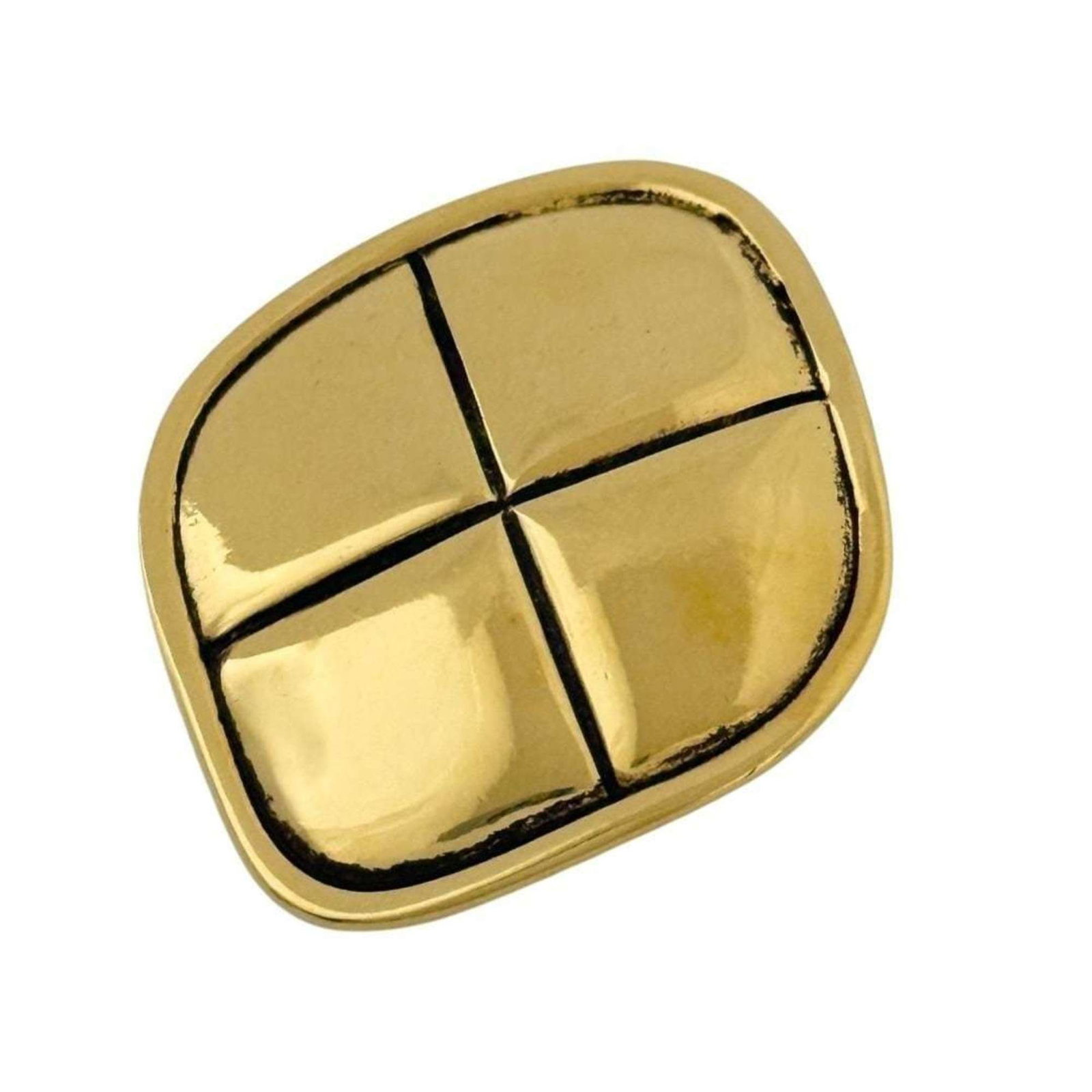 Metal brooch by Chanel: Metal brooch by Chanel The Chanel metal brooch boasts a sleek, metallic design, measuring 4.8cm x 4.2cm in size. With visible traces of usage and minor scratches, this pre-owned piece still retains