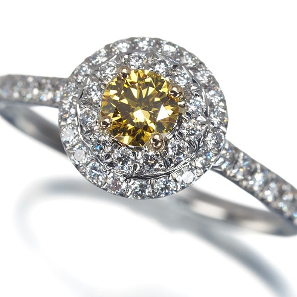 Tiffany&Co. Ring Yellow Diamond 0.25Ct Soleste Round Us6 18K Yg/ Pt 950: Tiffany&Co. Ring Yellow Diamond 0.25Ct Soleste Round Us6 18K Yg/ Pt 950 Yellow Diamond Ring in 18K Yellow Gold, featuring a 0.25Ct Soleste Round Diamond and bearing the Tiffany & Co. signature. This