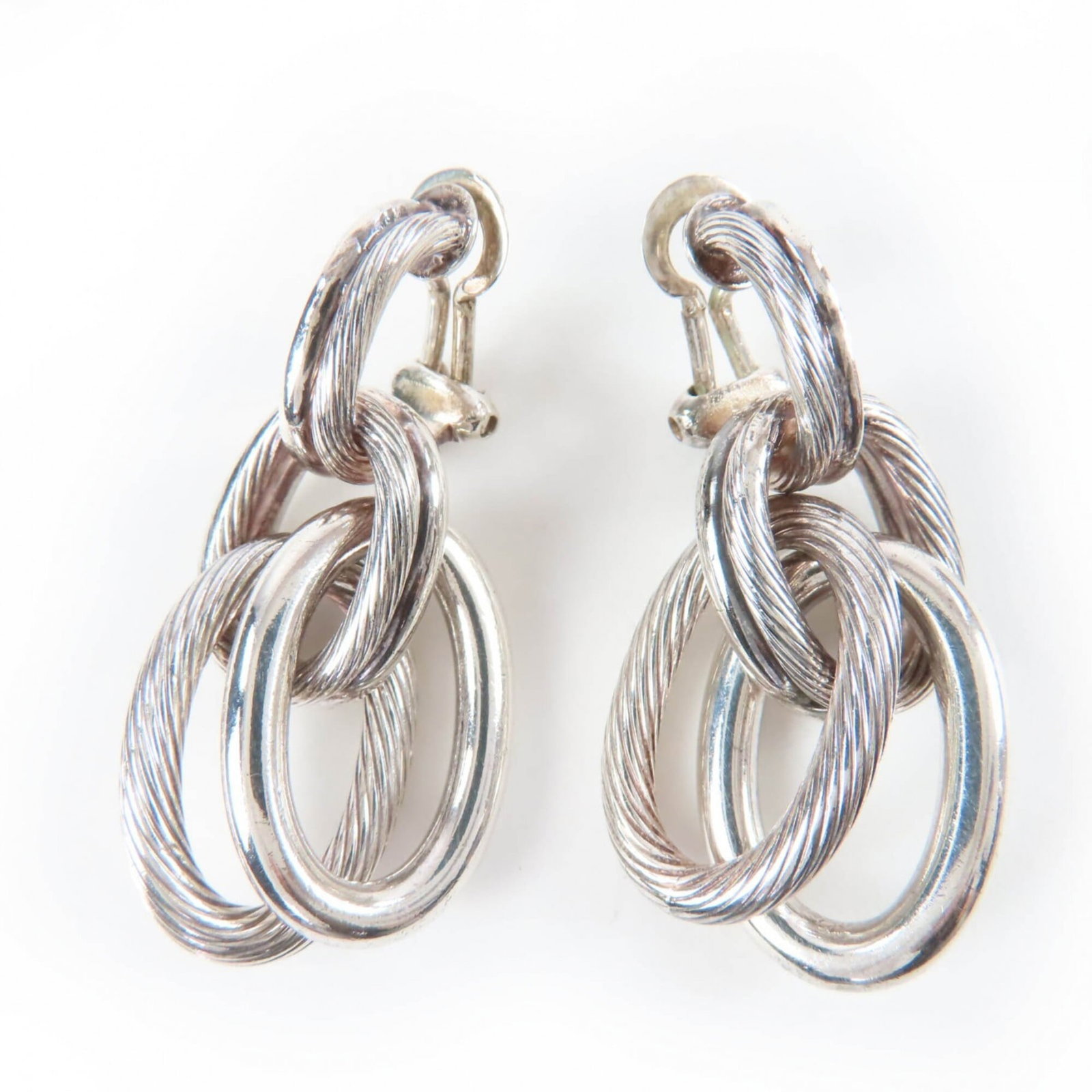 Hermes clip silver earrings 925: Hermes clip silver earrings 925 Silver clip earrings from Hermes, made with 925 sterling silver. The earrings feature a sleek design and are in very good condition, showing only a few traces of usage 