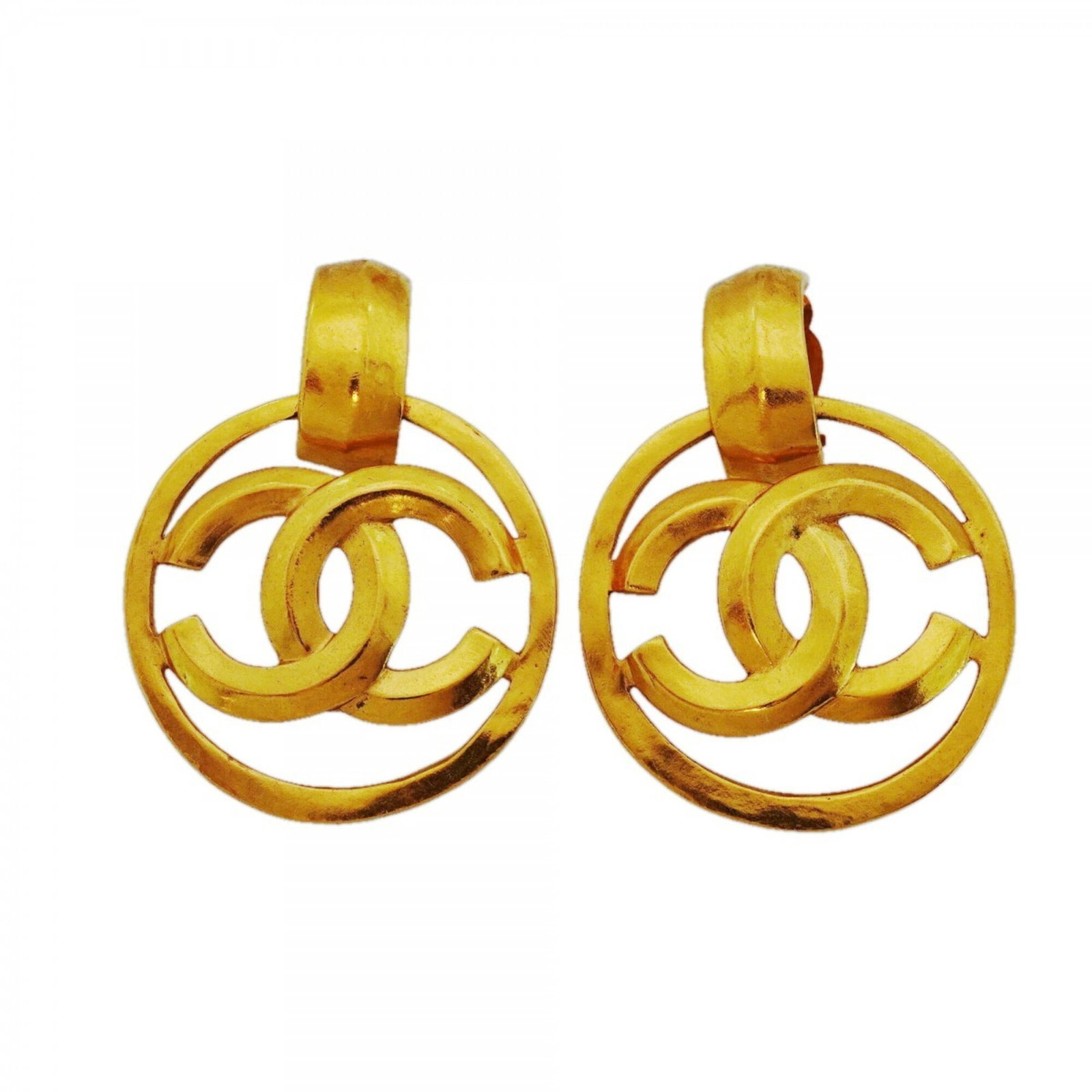 Clip earrings gold plating by Chanel: Clip earrings gold plating by Chanel Clip earrings in gold plating by Chanel, featuring a classic design with subtle details. Traces of usage and minor scratches can be seen on the surface, but overal