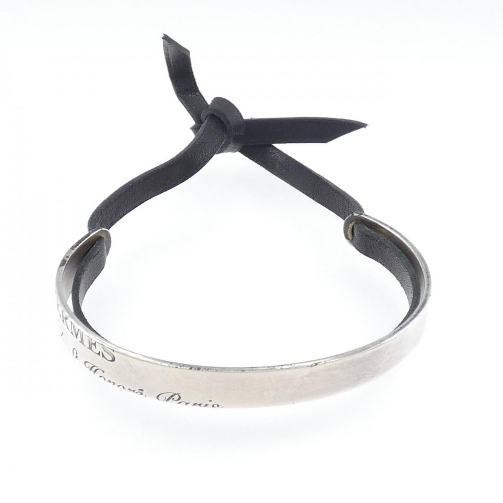 Hermes Bangle Silver 925: Hermes Bangle Silver 925 Silver 925 bangle from the renowned French fashion house Hermes, bearing subtle signs of previous use. This elegant piece showcases the timeless sophistication of Hermes' sign