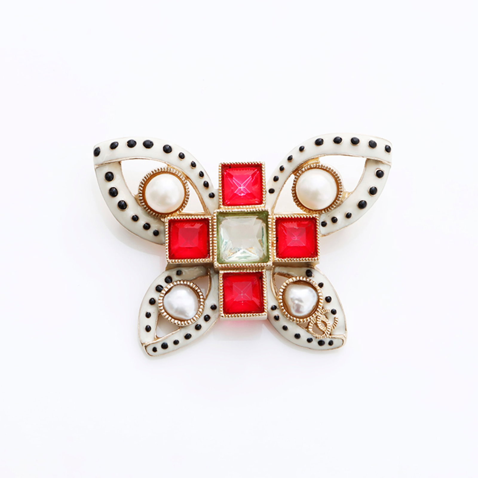 Chanel Brooch: Chanel Brooch Chanel's iconic gold brooch boasts a striking red hue, adding a pop of vibrant color to any outfit. Measuring 3.5cm x 5cm, its compact size belies its elegant presence. With some minor s