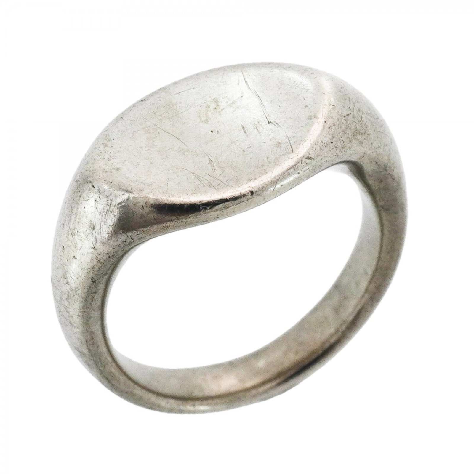Tiffany Band Ring Silver 925: Tiffany Band Ring Silver 925 Silver 925 band ring from Tiffany, with a classic design and elegant style. This used ring bears signs of previous use, including scratches and minor dirt spots, but