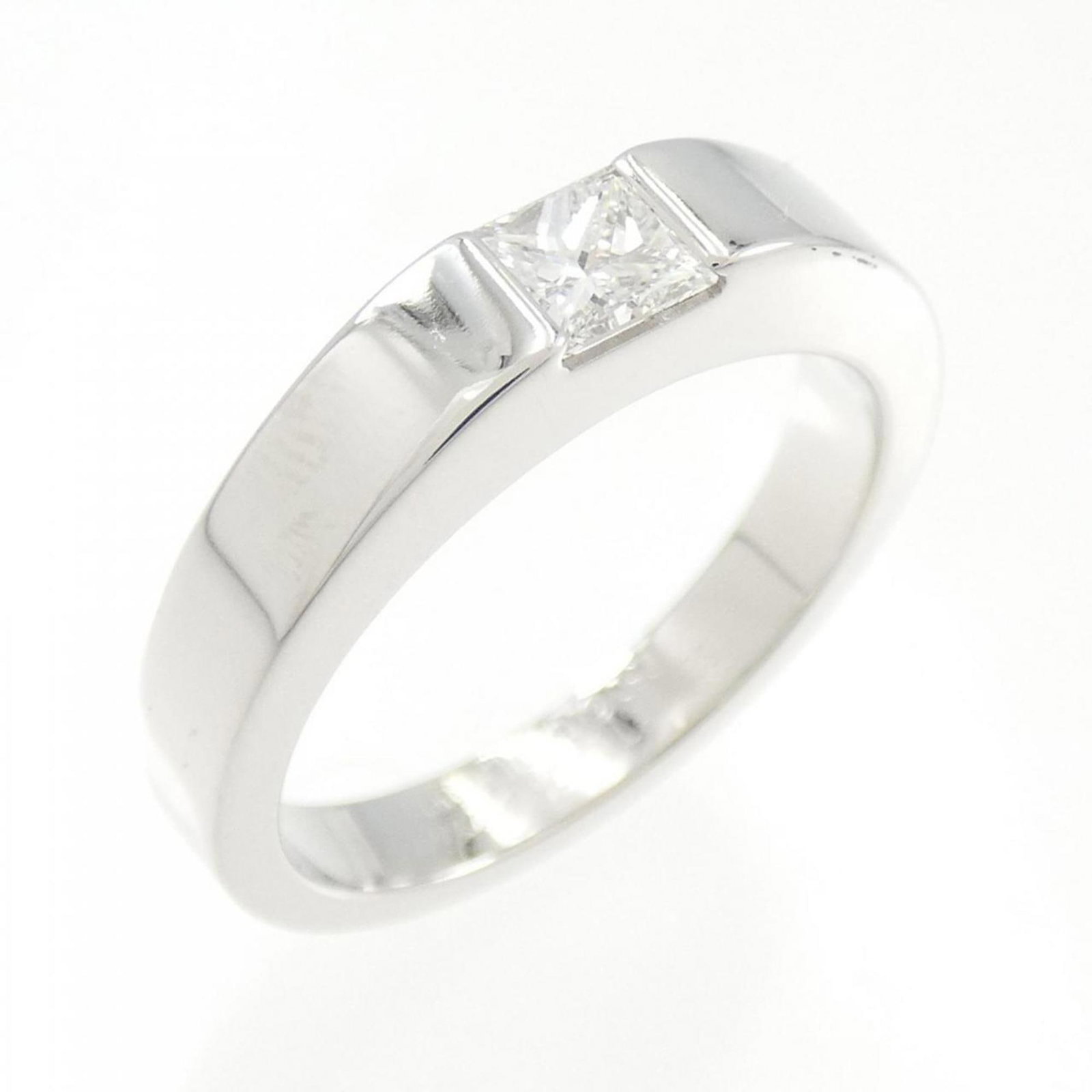 White Gold Cartier Band Ring 18K: White Gold Cartier Band Ring 18K White Gold Cartier Band Ring 18K features a stunning 0.25 carat diamond, set in an 18k white gold band with a US size 5.5 fit. This beautiful ring is made from high-qu