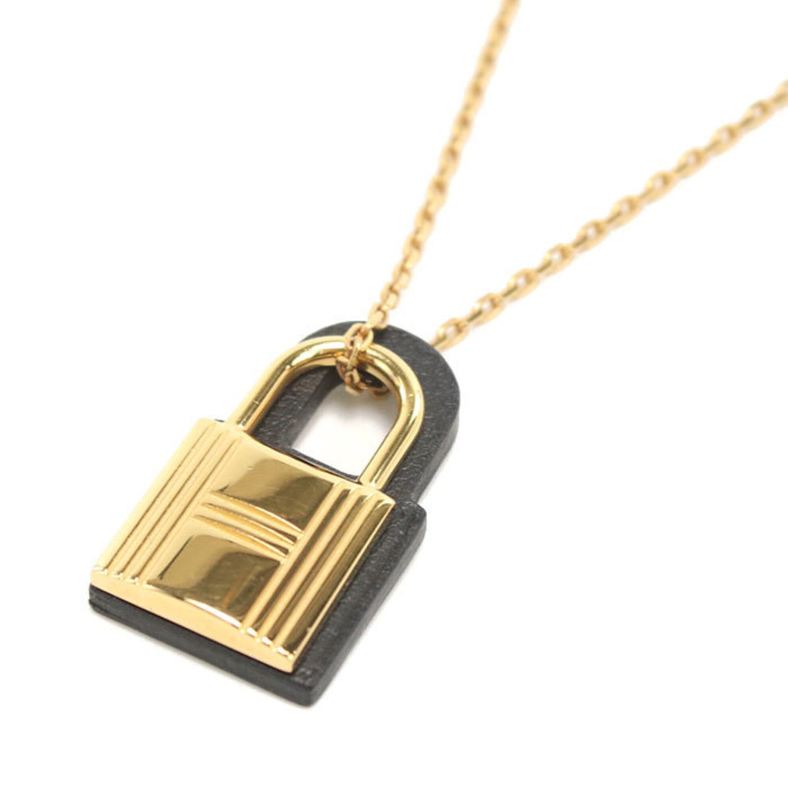 Hermes O'Kelly PM Necklace for Women Gold: Hermes O'Kelly PM Necklace for Women Gold Gold O'Kelly PM Necklace for Women from Hermes, featuring a 23mm x 13mm pendant with a gold metal chain that measures 48 cm in length. The necklace has some s