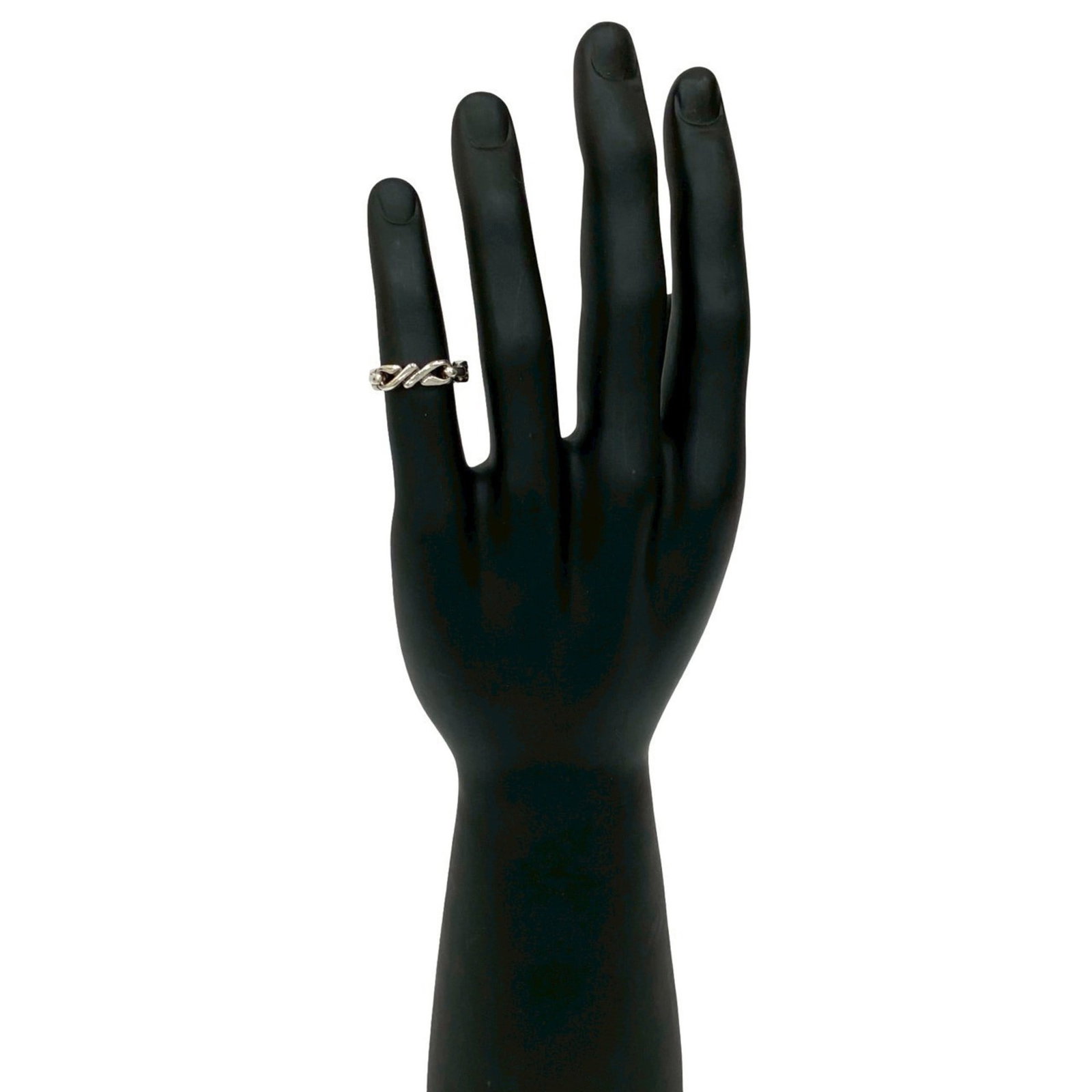 Ring Hermes Silver Band 925: Ring Hermes Silver Band 925 Silver band ring from Hermes, made from high-quality silver 925 material. The ring features a classic design with subtle scratches and signs of usage, giving it a worn-in f