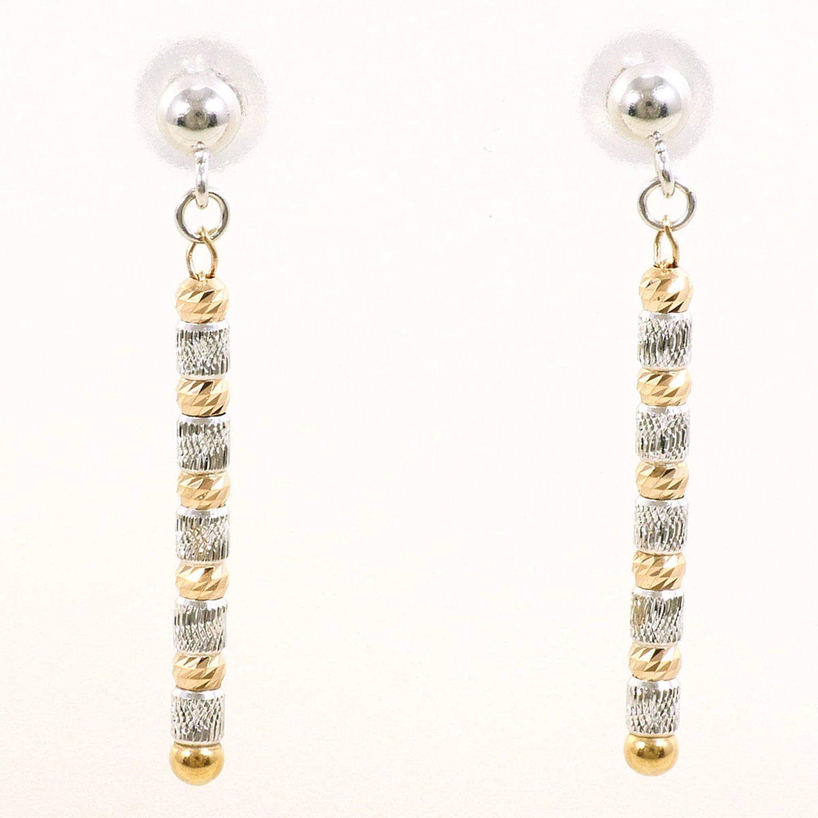 Unbranded Stud Earrings White Gold (18K) Yellow Gold (18K): Unbranded Stud Earrings White Gold (18K) Yellow Gold (18K) Stud earrings made from high-quality 18K white gold and yellow gold, combining the elegance of both metals in one piece. Weighing only 0.9g e