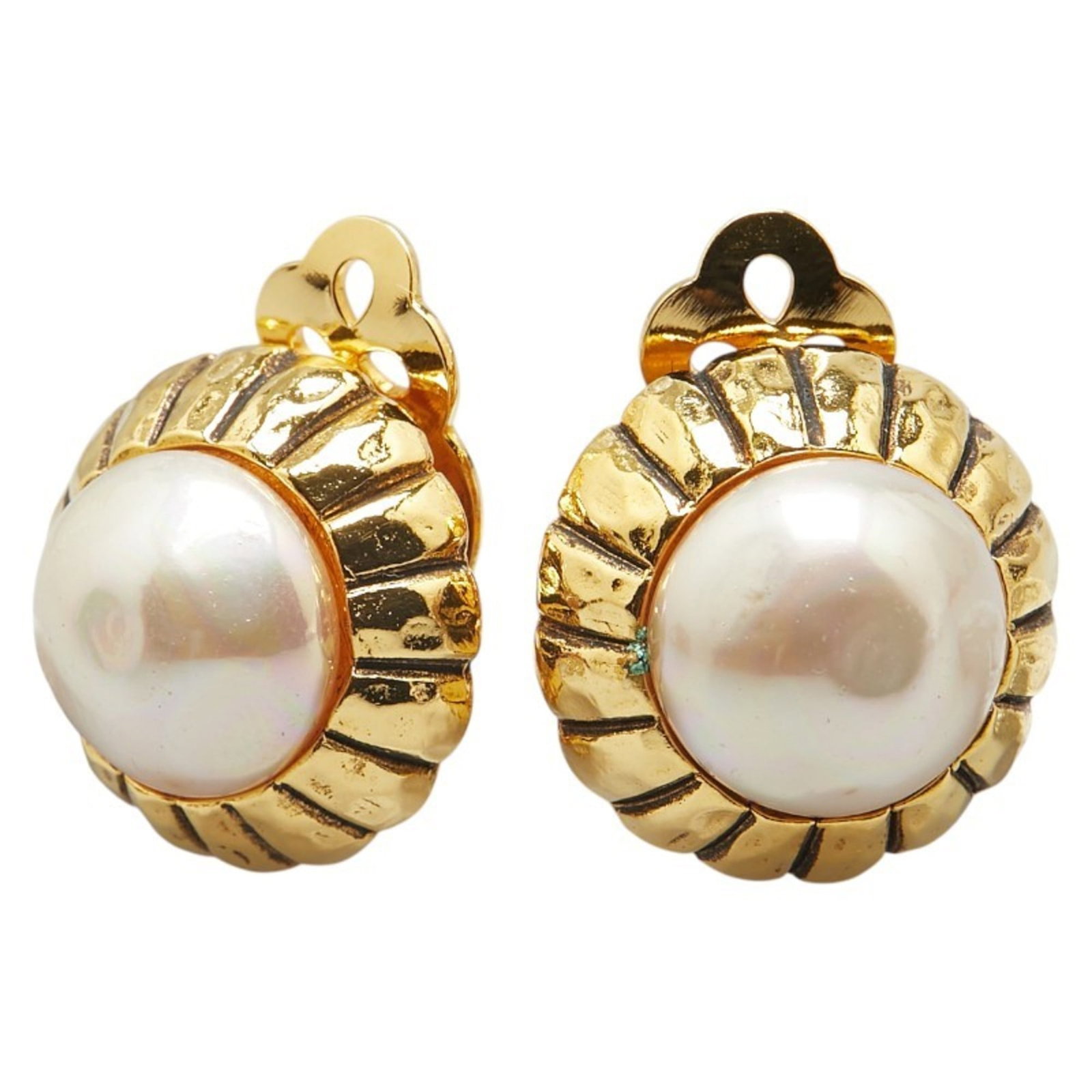 Artificial pearl gold plating clip earrings Chanel: Artificial pearl gold plating clip earrings Chanel Artificial pearl gold plating clip earrings from Chanel, bearing subtle traces of usage and minor scratches. Made with artificial pearls and gold