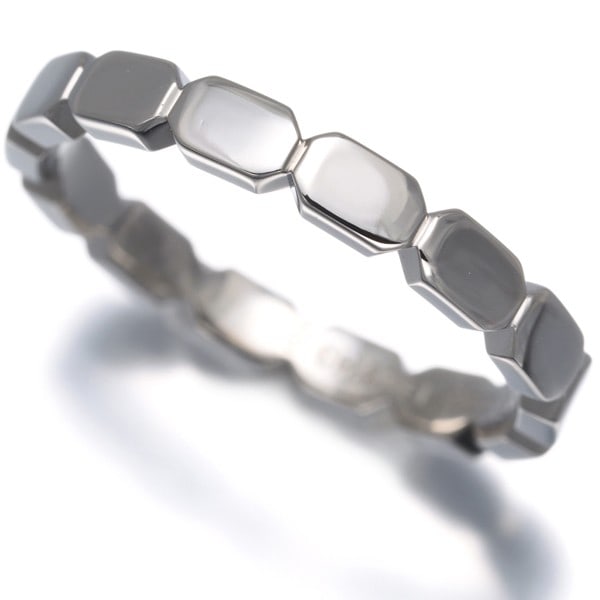 Chanel promise premier platinum ring Eu49 950: Chanel promise premier platinum ring Eu49 950 Platinum ring featuring the iconic CHANEL Premier Promise design, crafted from high-quality platinum metal (950 purity). This elegant ring boasts a sleek