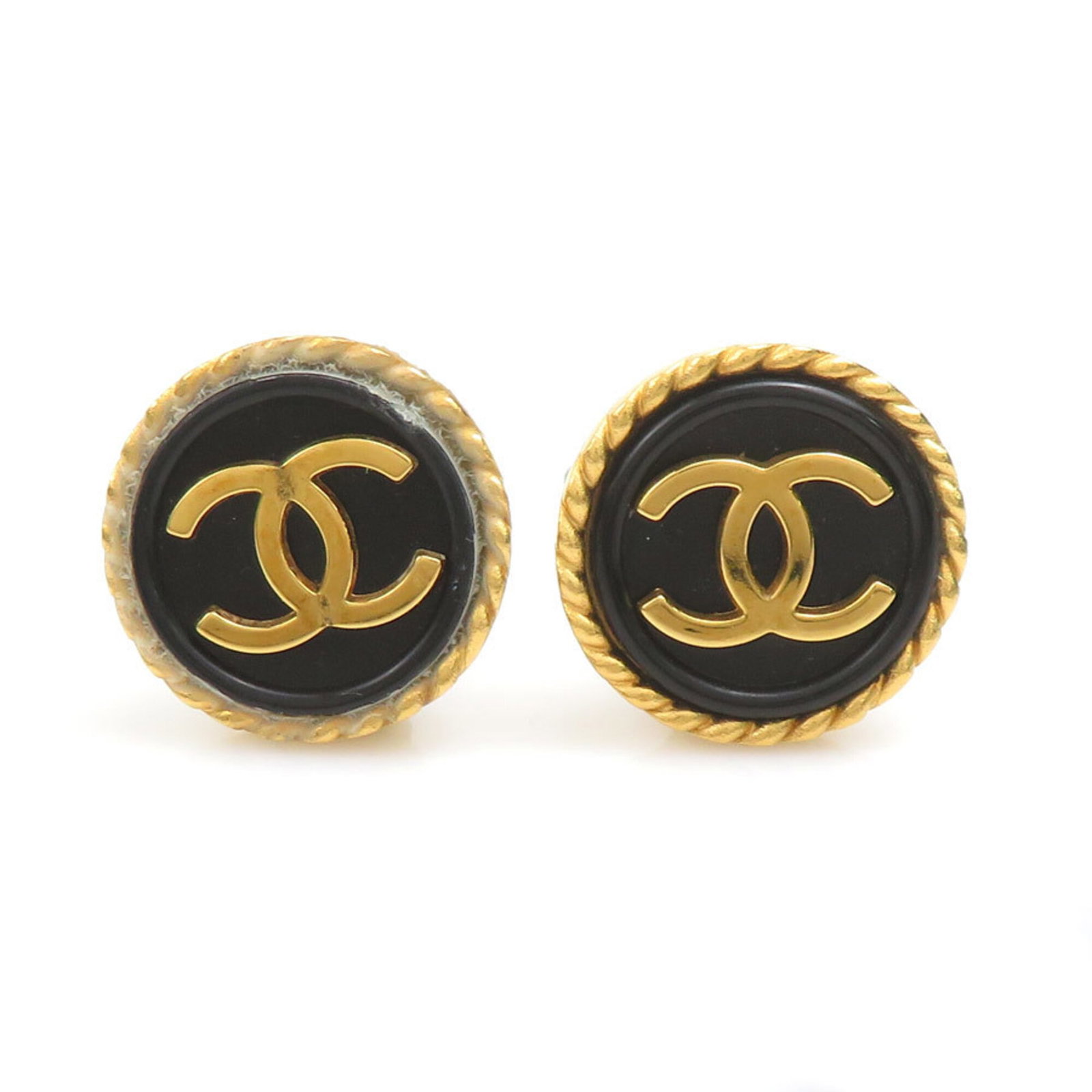 Clip earrings metal by Chanel: Clip earrings metal by Chanel Clip earrings by Chanel in black and gold metal, bearing traces of usage with minor scratches and dirt. The metal has developed a patina over time, adding to its worn ele