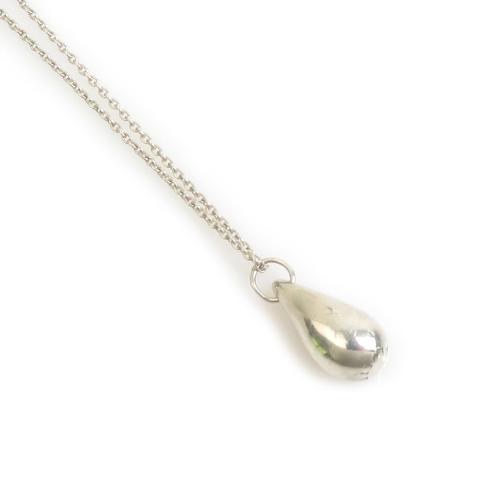 Tiffany & Co. Teardrop Necklace Sterling Silver 925 Women'S E61859A: Tiffany & Co. Teardrop Necklace Sterling Silver 925 Women'S E61859A Sterling silver teardrop necklace from Tiffany & Co., featuring a 15mm x 5mm pendant with a 42cm circumference. This used item shows