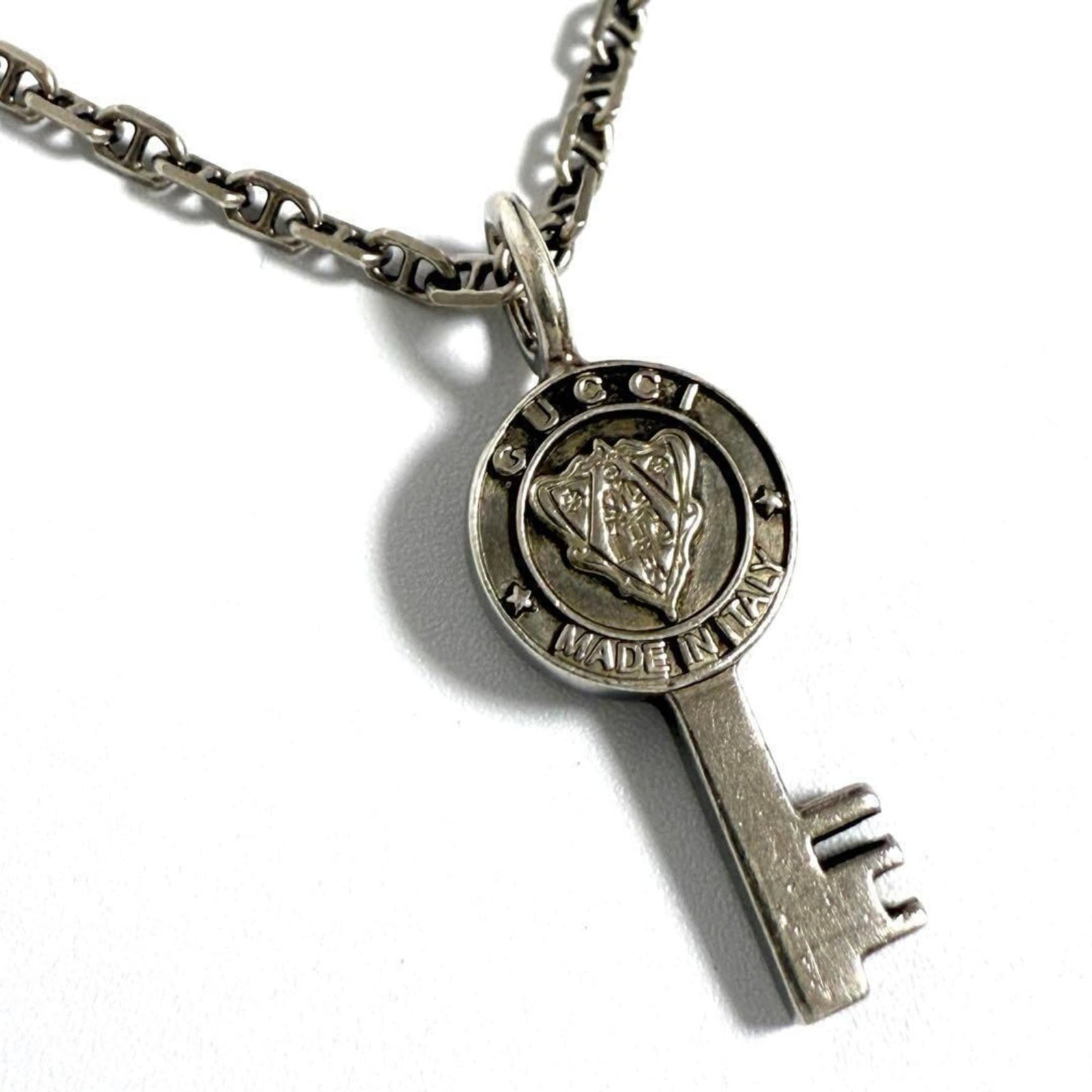Men's Gucci Crest Pendant Key Necklace 925: Men's Gucci Crest Pendant Key Necklace 925 Silver 925 Gucci Crest Pendant Key Necklace for Men and Women, featuring a classic design with the iconic Gucci crest. The necklace boasts a durable